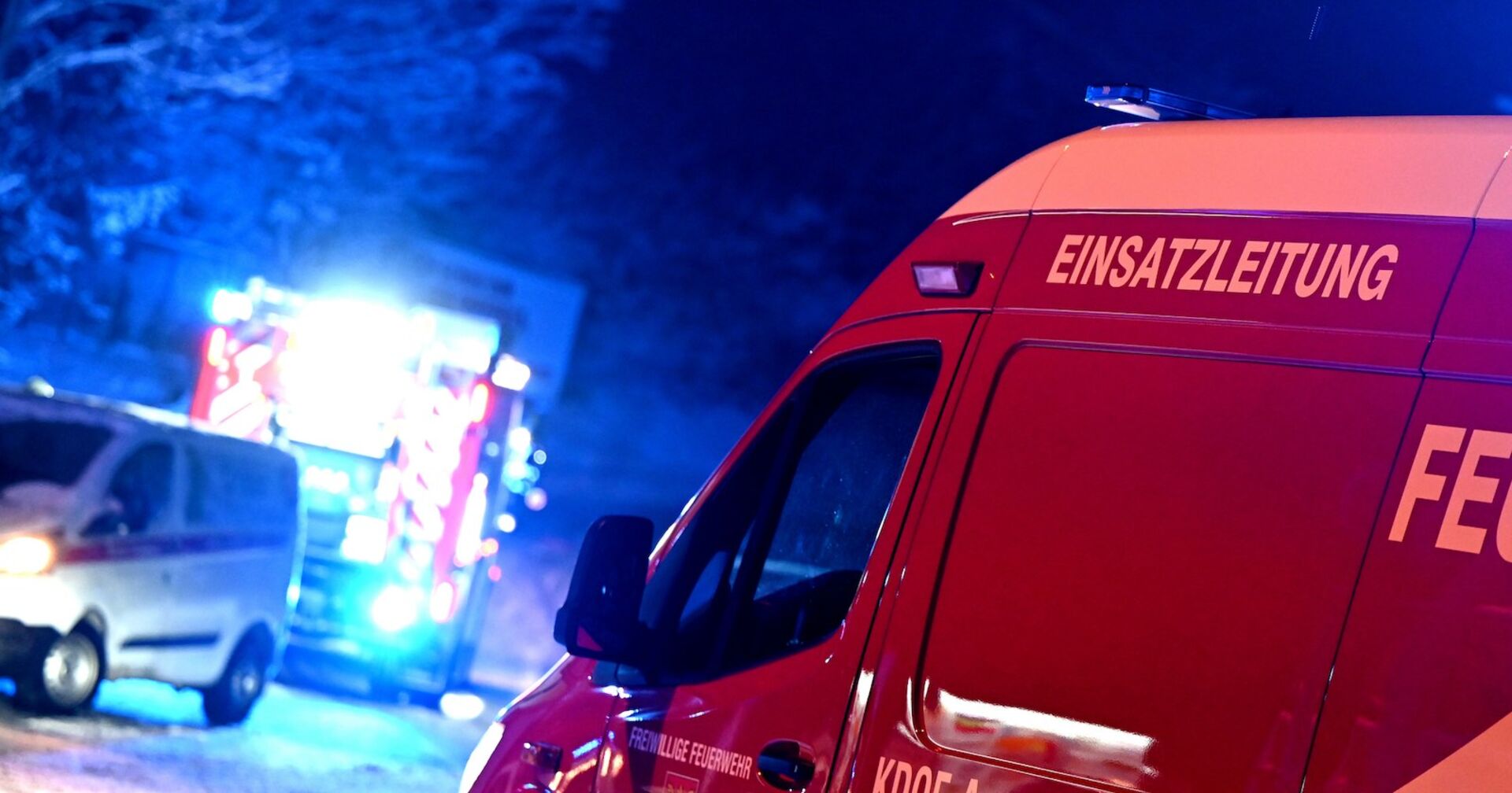 Einsatzkräfte vor Ort bei einen Verkehrsunfall.