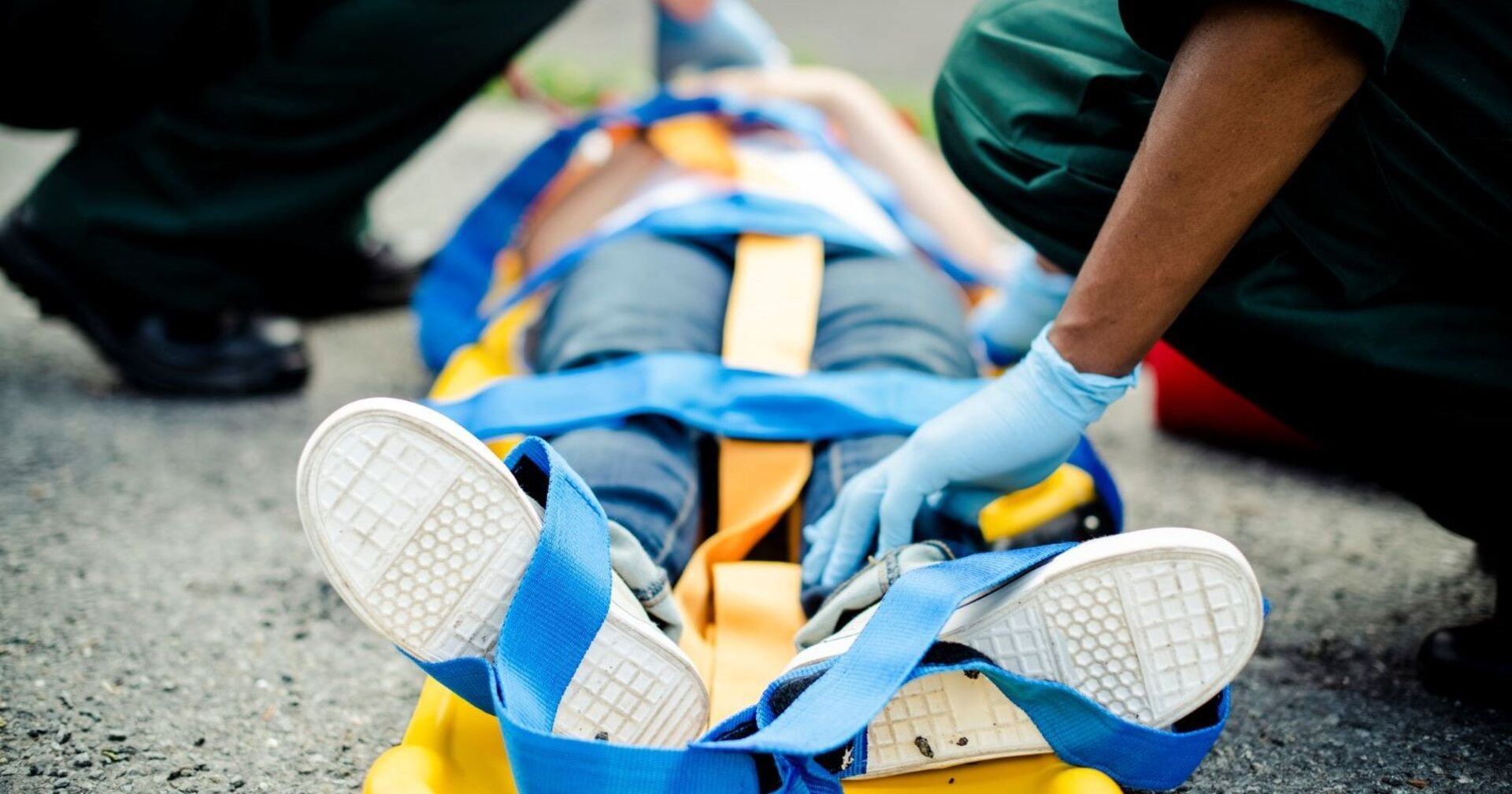 Einsatzkräfte versorgen ein verunfalltes Kind auf einer Trage.