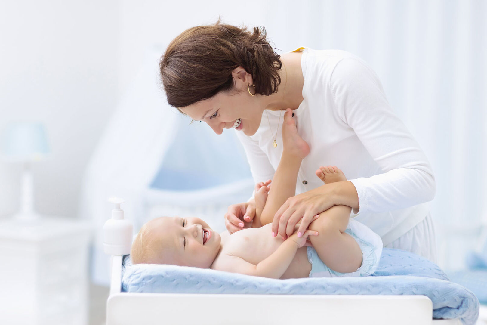 Baby liegt auf einem Wickeltisch | Credit: iStock.com/FamVeld