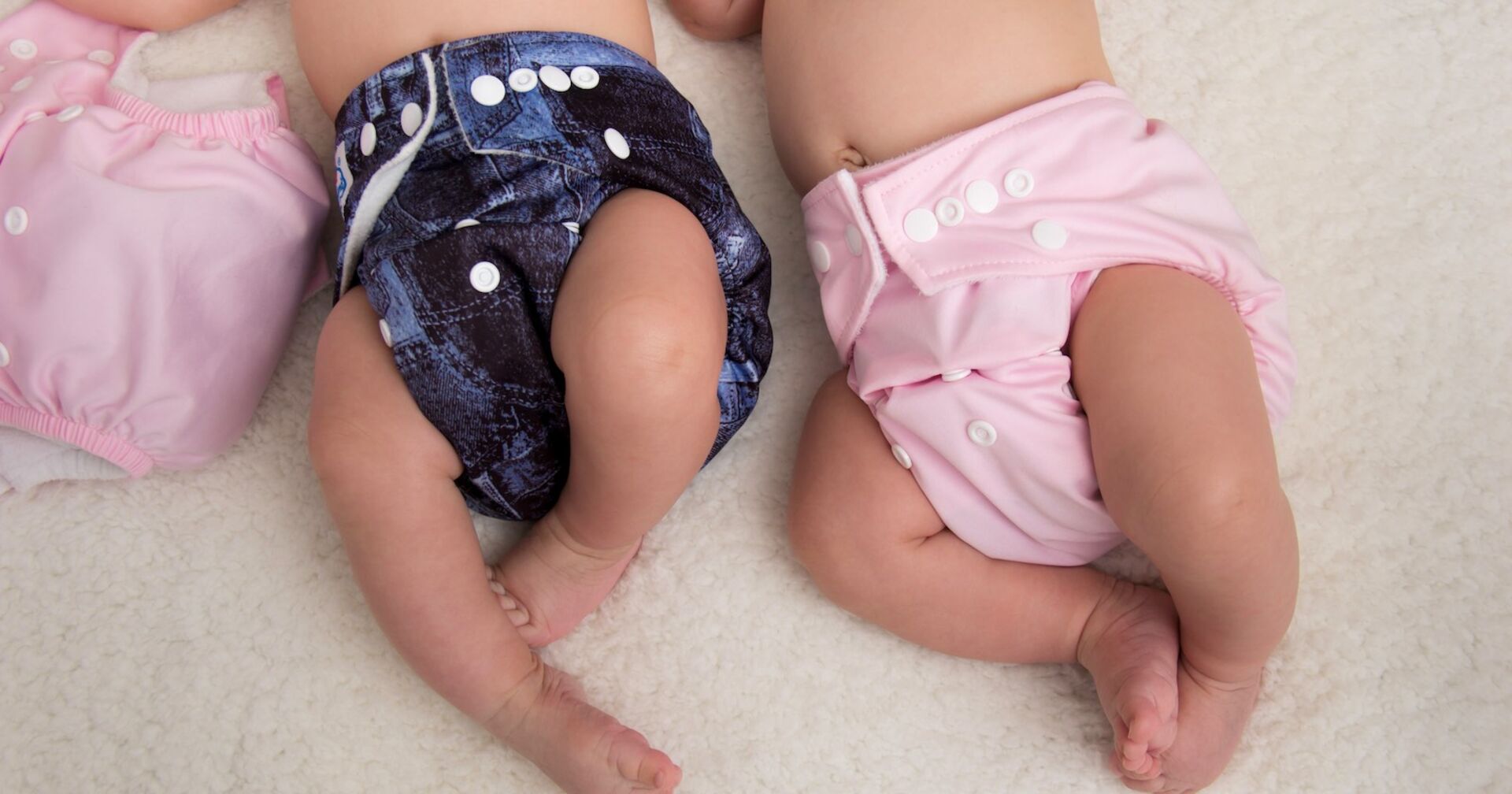 Zwei Babys mit Stoffwindeln.