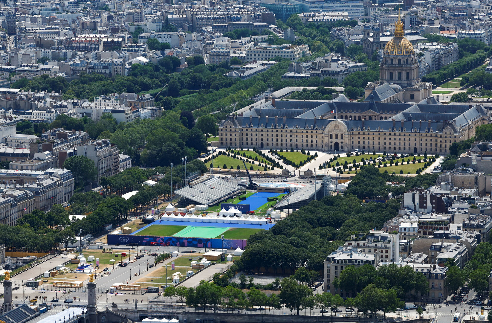 Eine Hotelanlage in Paris von oben