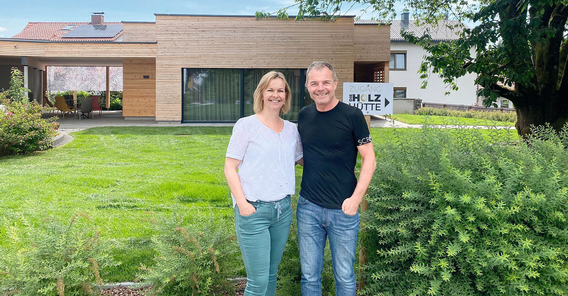 Gerhard Hinterkörner mit seiner Frau Beatrix vor ihrer "Holzhütte", wo ausschließlich sinnstiftende Projekte betrieben werden sollen. "Das allerbeste Investment sind gelungene Beziehungen", sagt Hinterkörner.