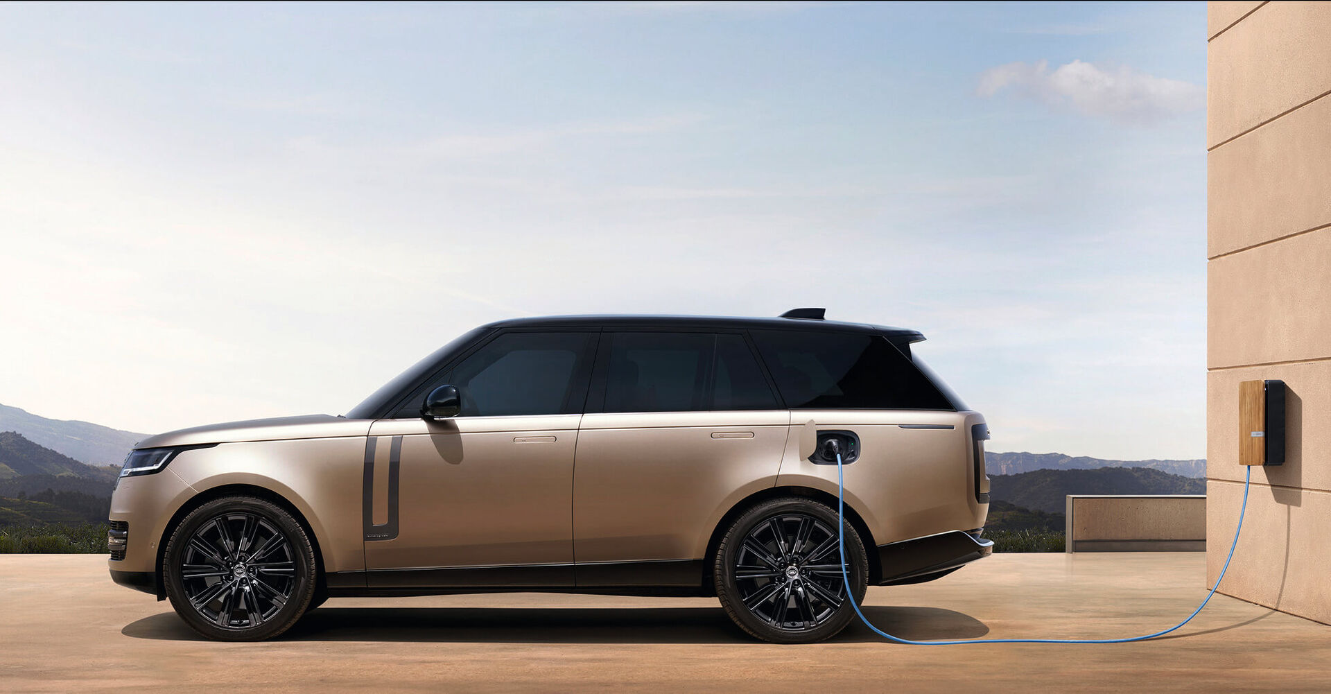 Autos der Oberklasse wie der Range Rover Hybrid oder die Mercedes S-Klasse Hybrid schaffen rein elektrische Reichweiten von mehr als 100 Kilometern.