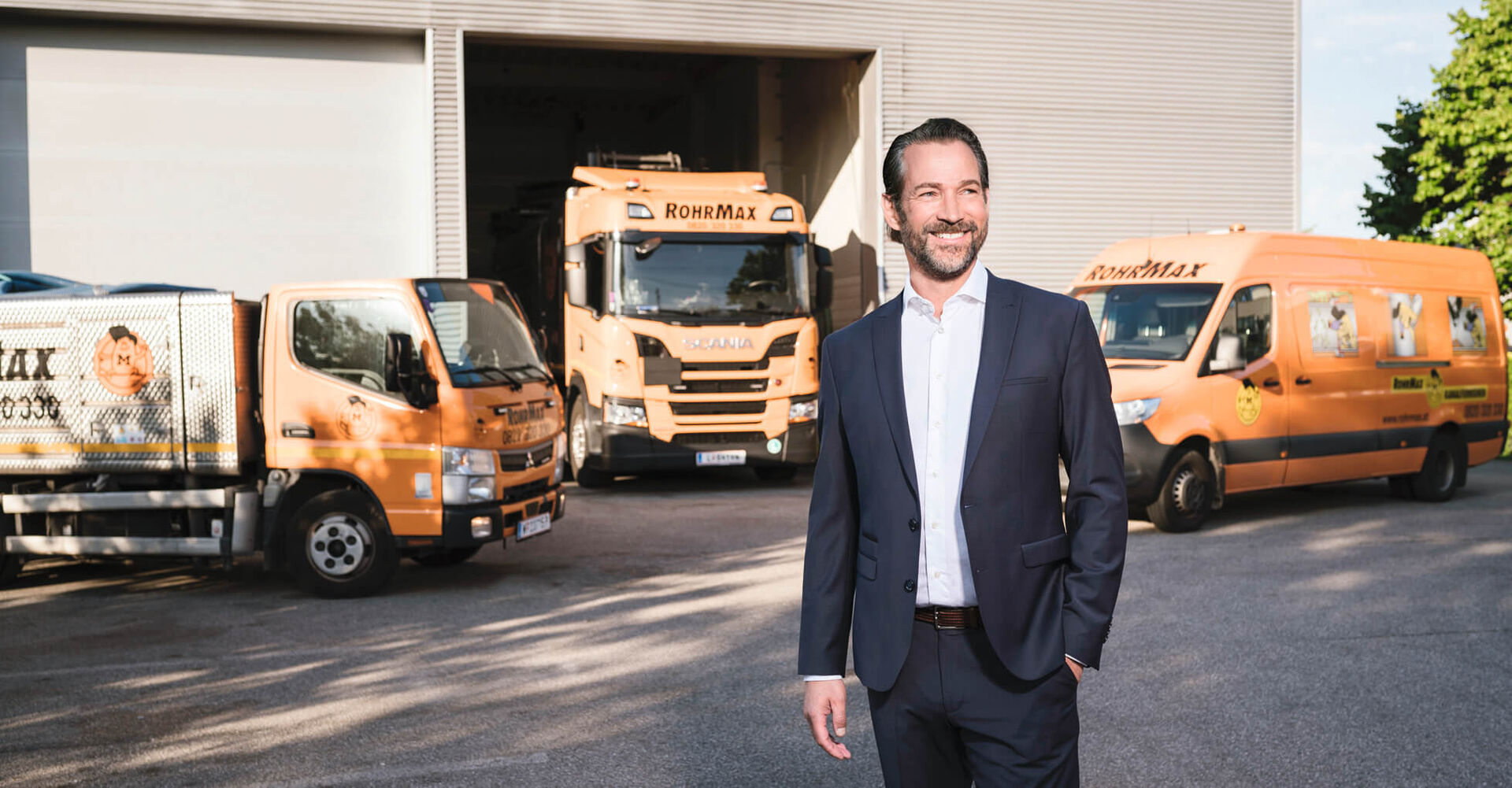 Geschäftsführer Gerald Pfeiffer vor der Rohrmax-Niederlassung in Linz