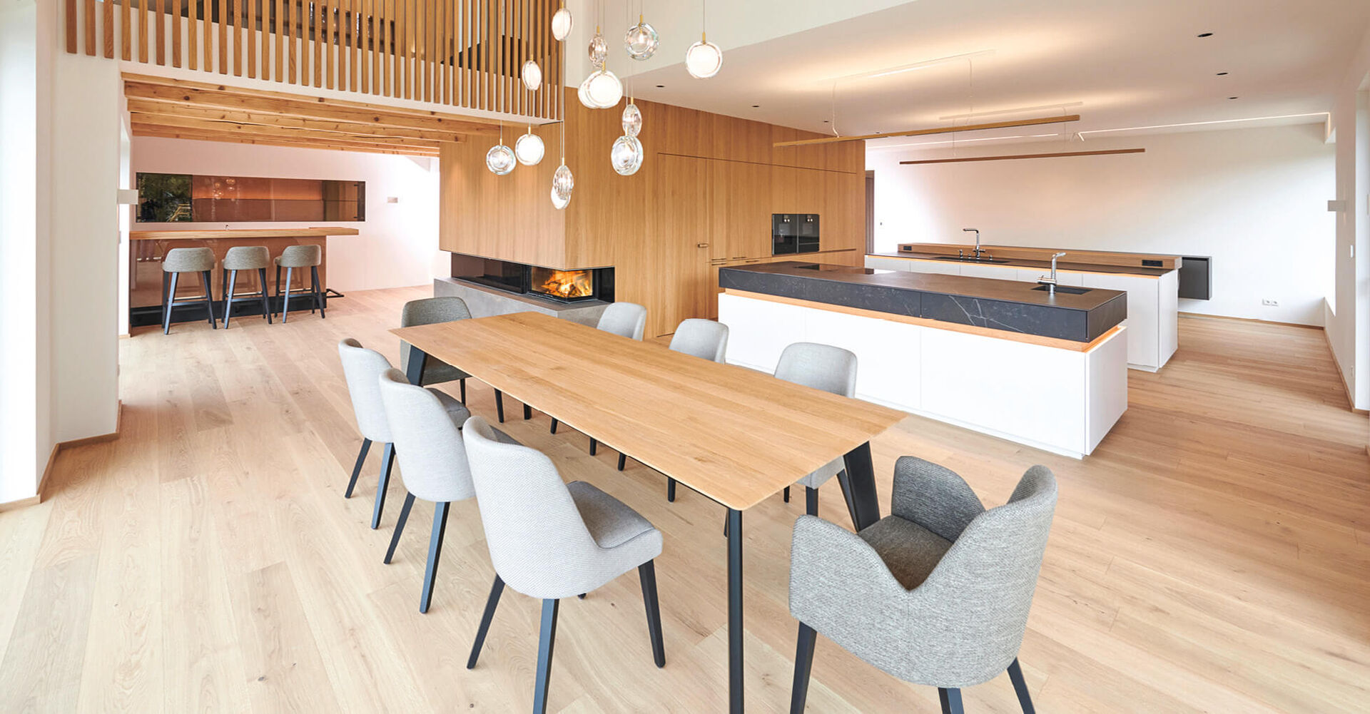 Alles aus einer Hand: Von der Küche bis zum ausgeklügelten Beleuchtungskonzept.