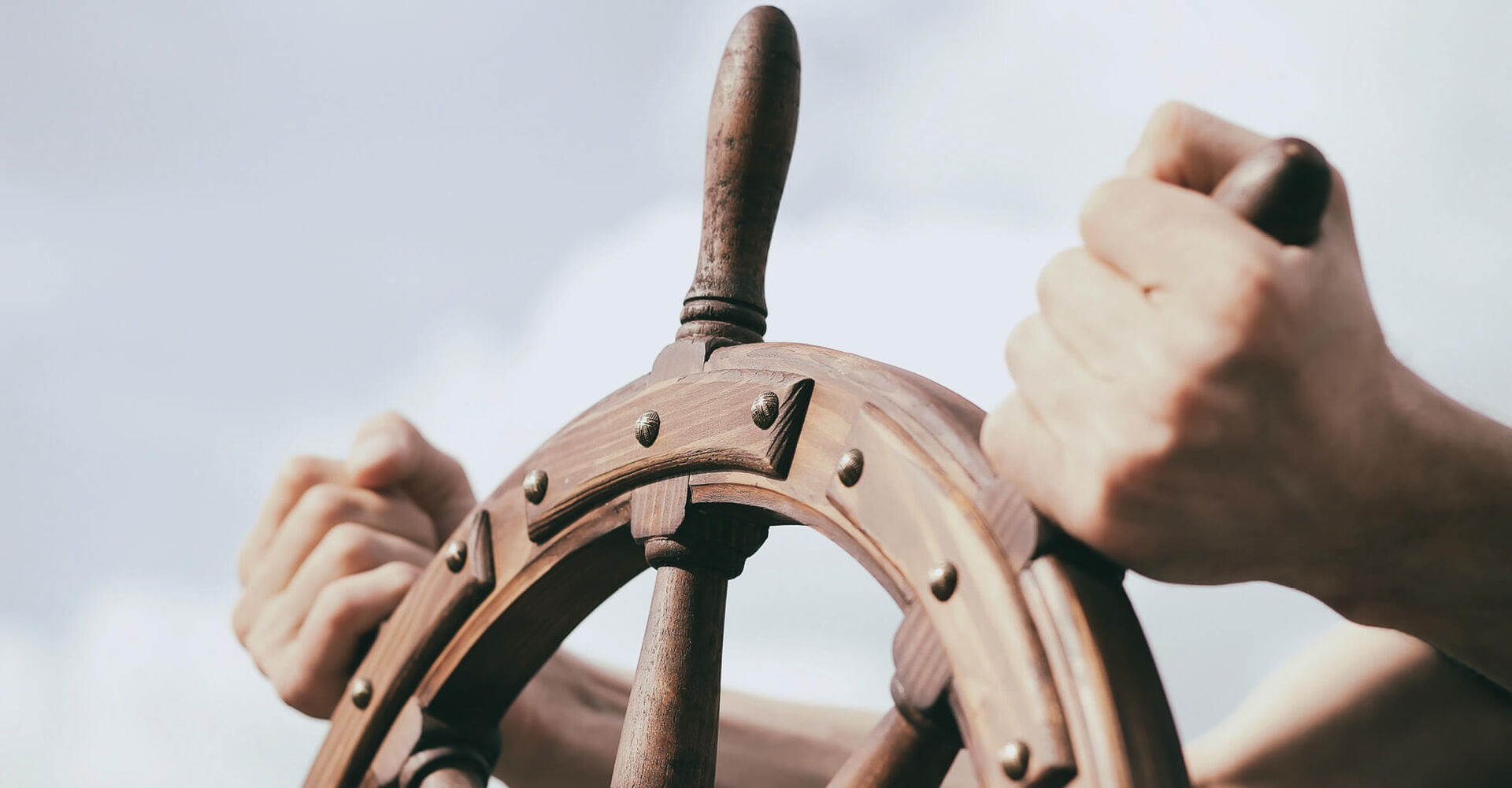 In vielen Unternehmen wird es demnächst Zeit, das Steuer abzugeben.