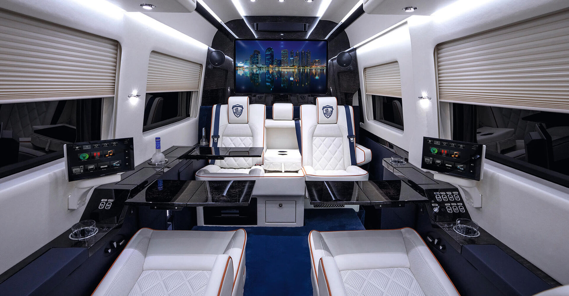 Der "Jetvan" wird seinem Namen gerecht. Ein Mercedes Sprinter wird zum Privatjet auf Rädern - Büro, WC und Badezimmer inklusive.
