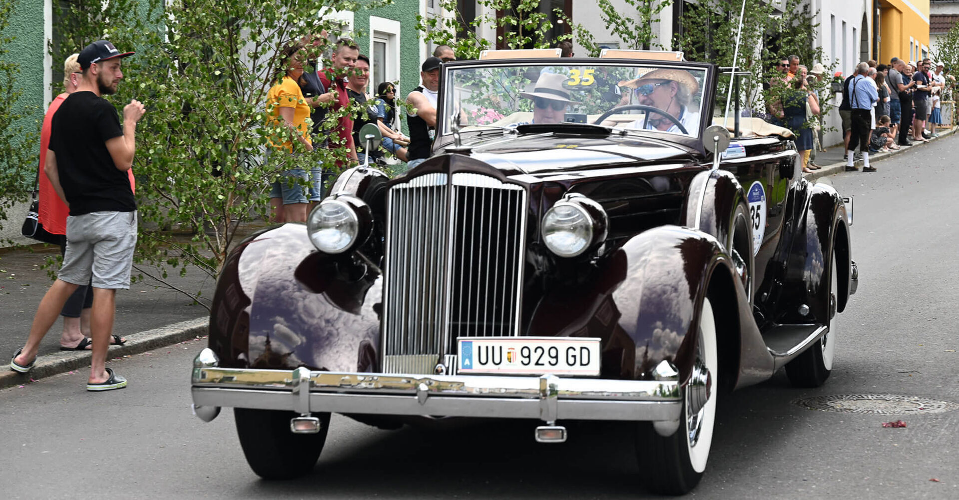 Fahren ohne ABS und Servo: Stefan und Brigitte Barbaric in einem Packard V12 Roadster aus dem Jahr 1936.