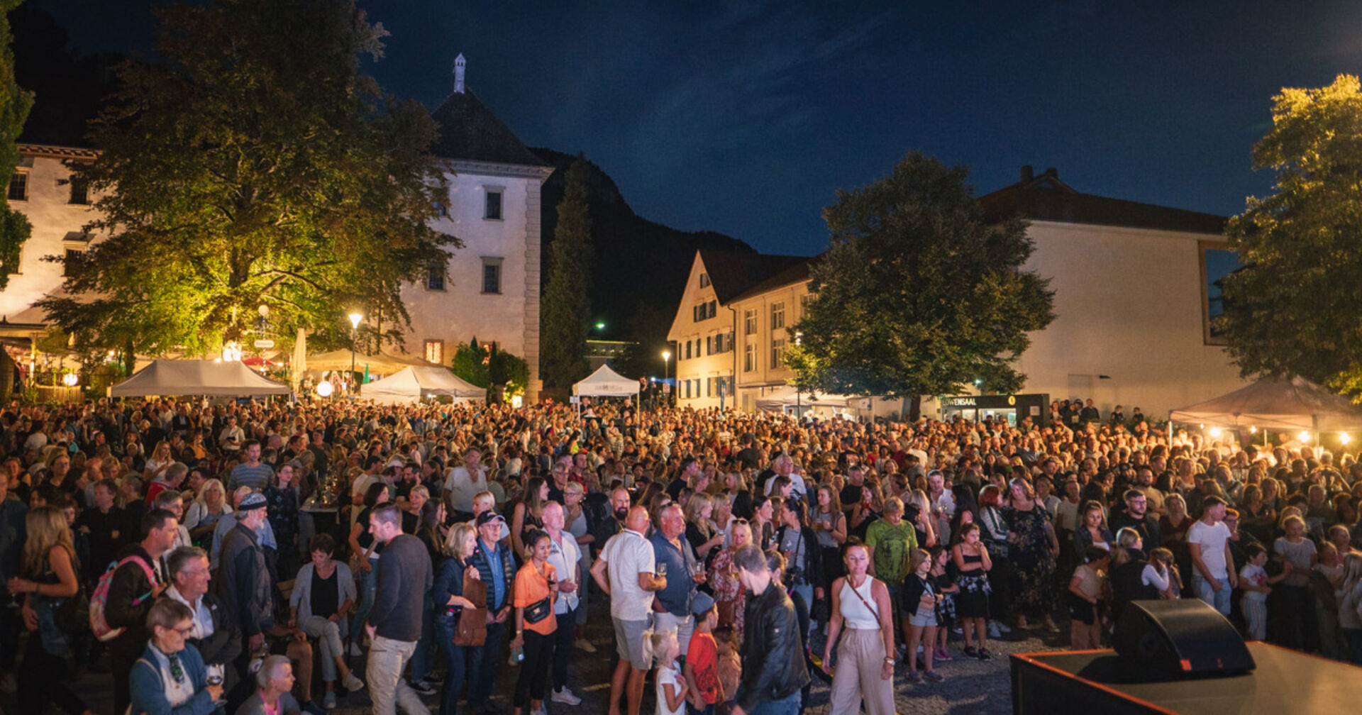 Public Viewing: Fußball in der „EMs-Arena" am Kirchplatz