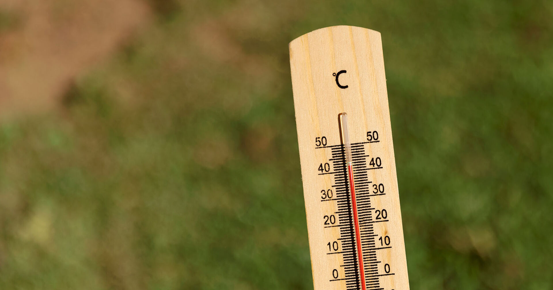 Quecksilber-Thermometer aus Holz, das eine Temperatur von über 40 Grad Celsius anzeigt.