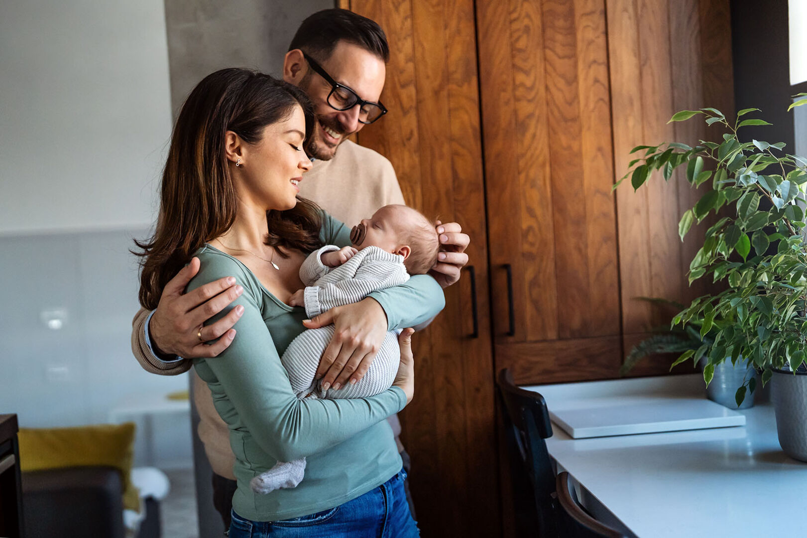 Eltern halten Baby im Arm | Credit: iStock.com/nd3000