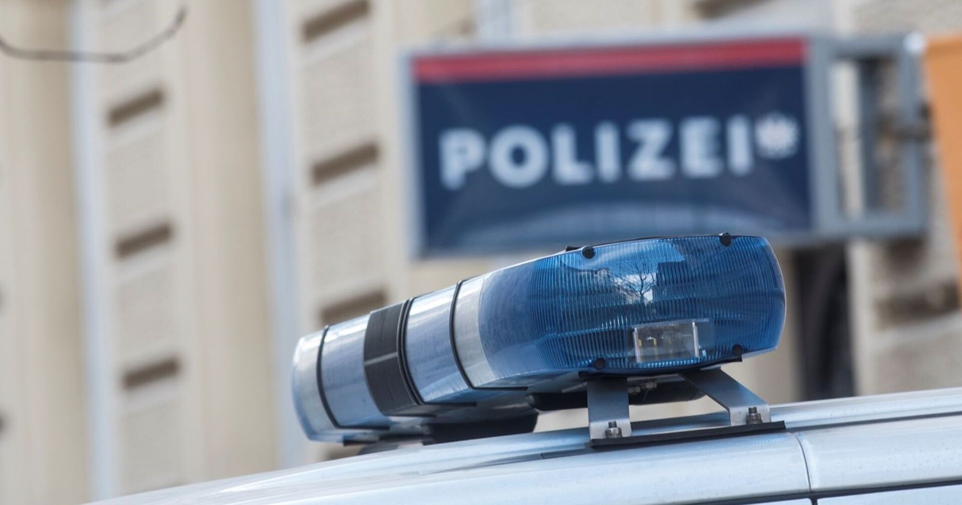 Blaulicht auf einem Streifenwagen vor einer Polizeistation