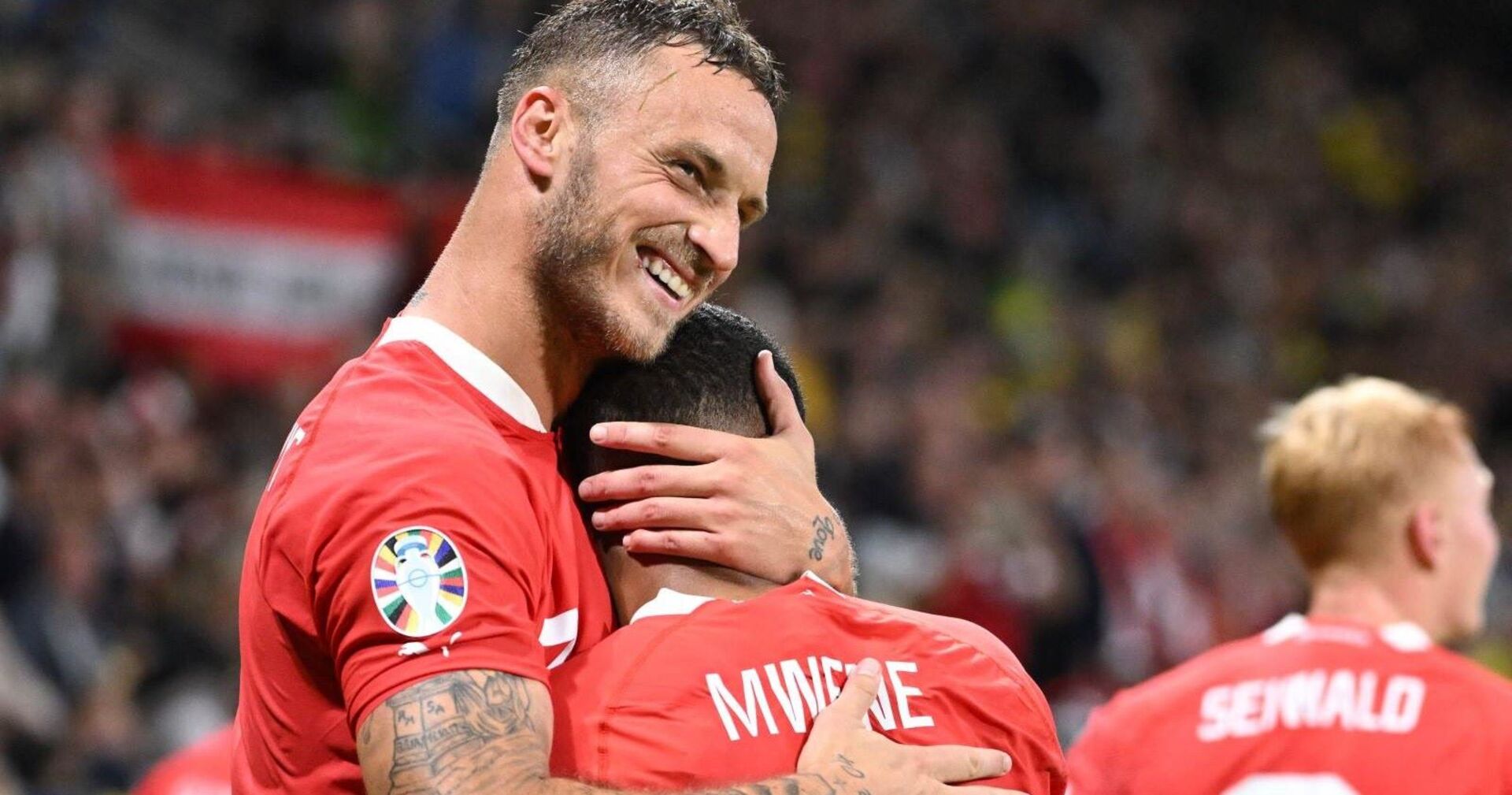 Marko Arnautovic umarmt auf dem Platz Teamkollege Phillipp Mwene.