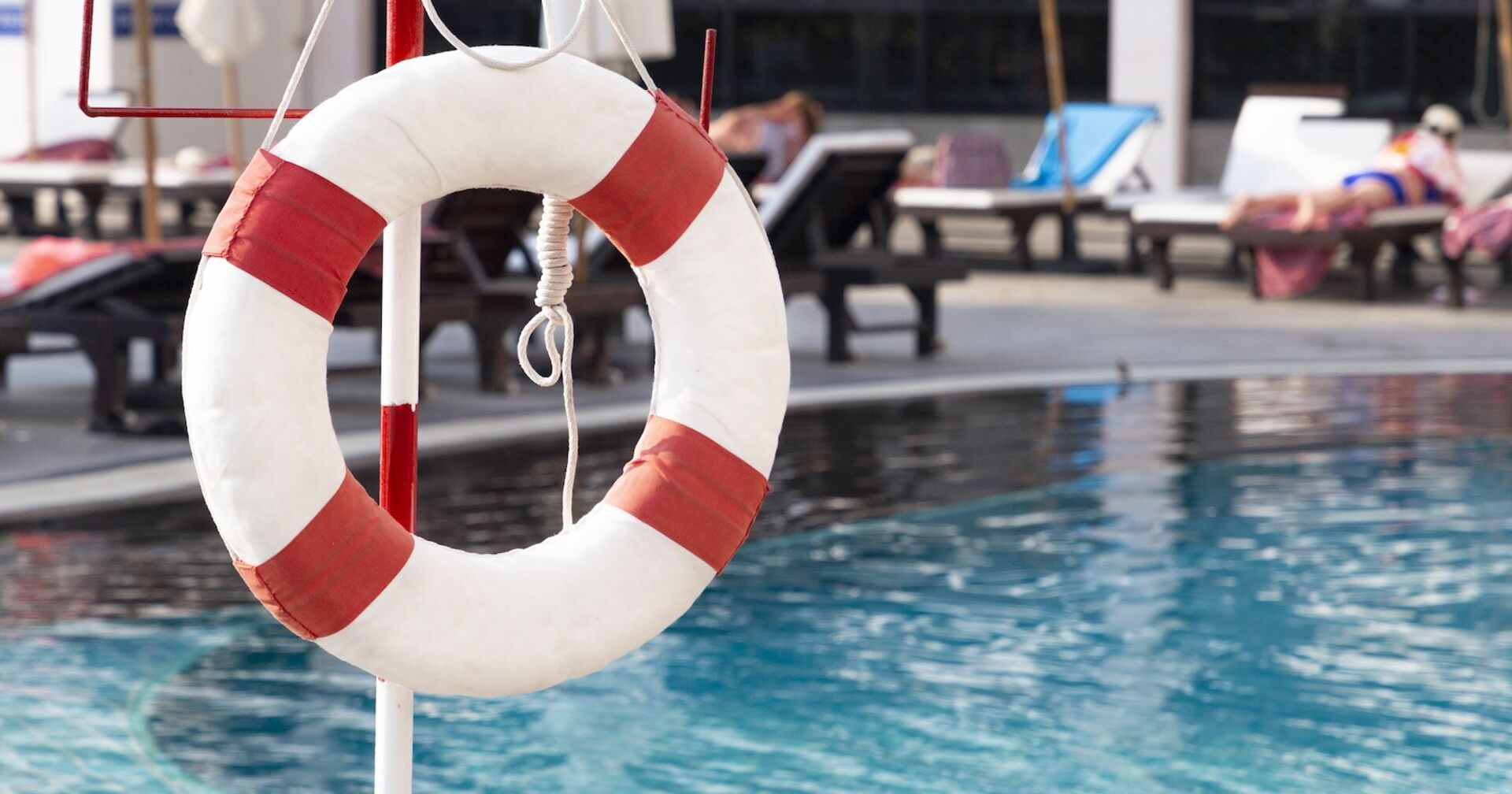 Ein Rettungsring in einem Freibad.