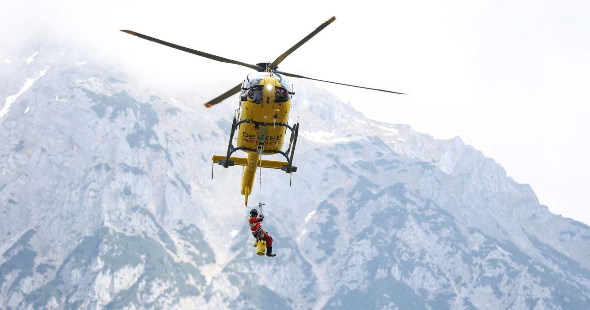 Bergrettung mit Helikopter im Einsatz.