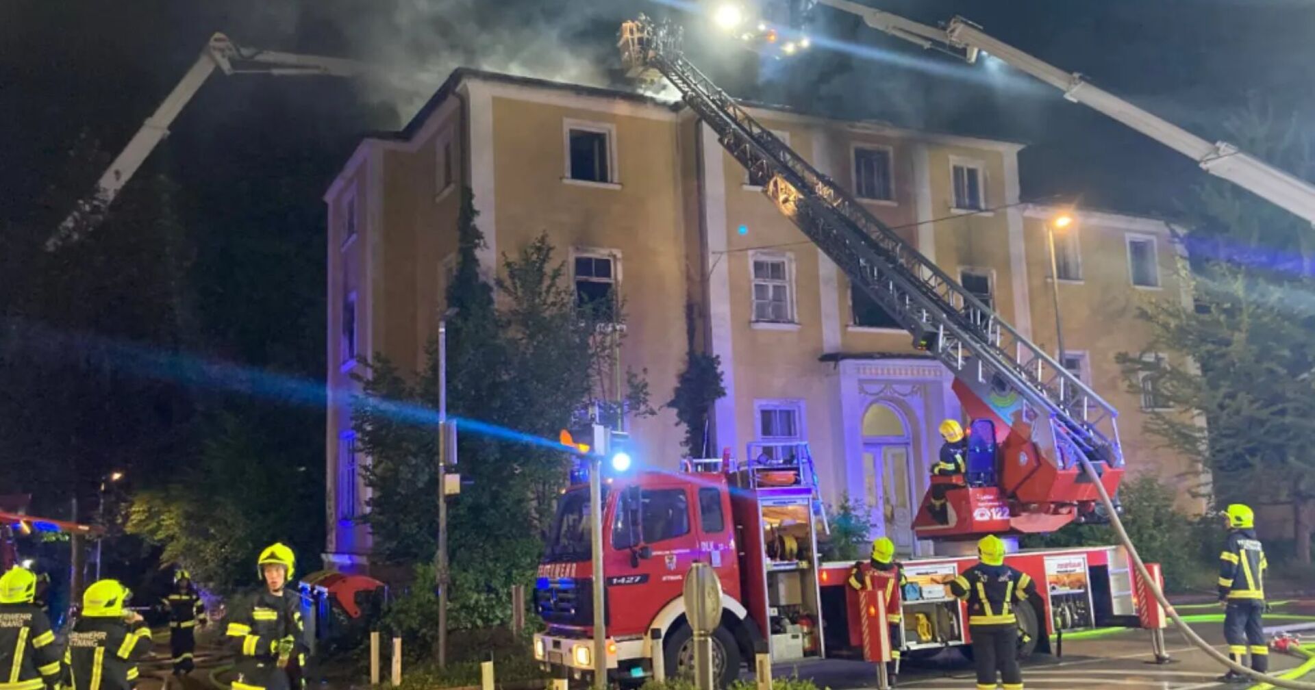 Feuerwehrleute löschen den Brand im Gebäude.
