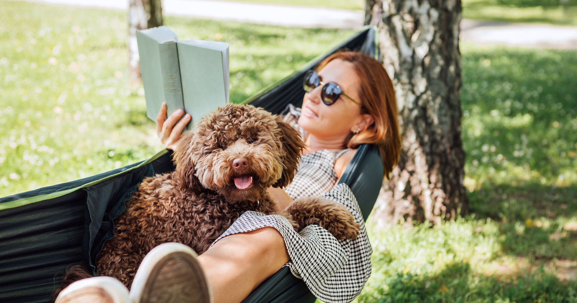 Frau liest ein Buch in der Hängematte | Credit: iStock.com/Solovyova