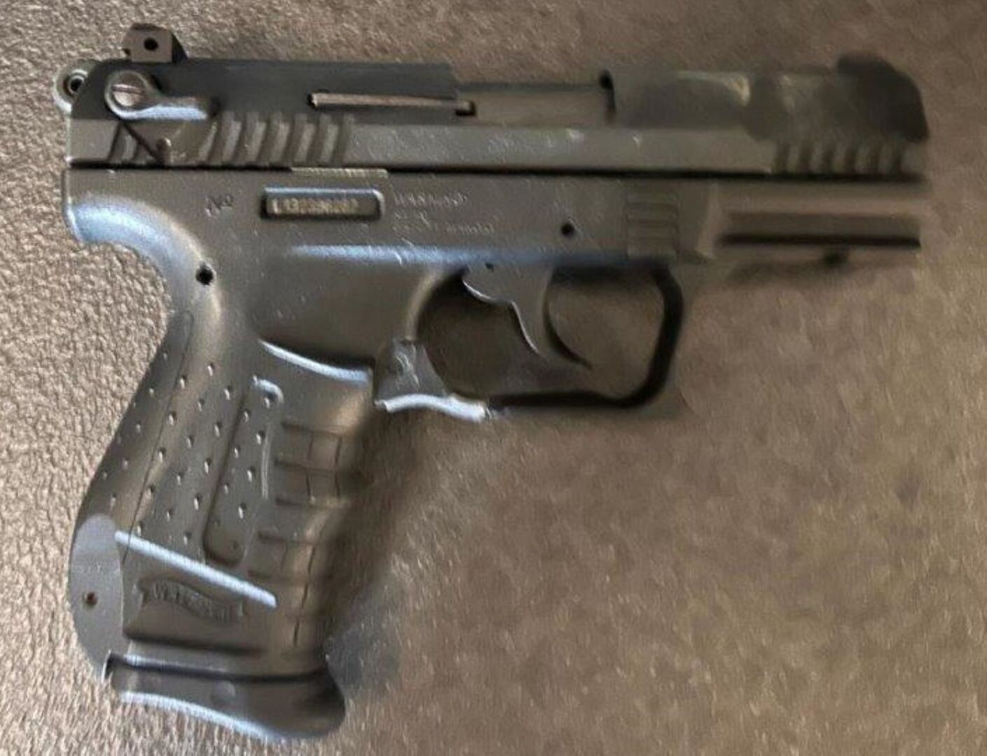 Eine von der Polizei sichergestellte Waffe.