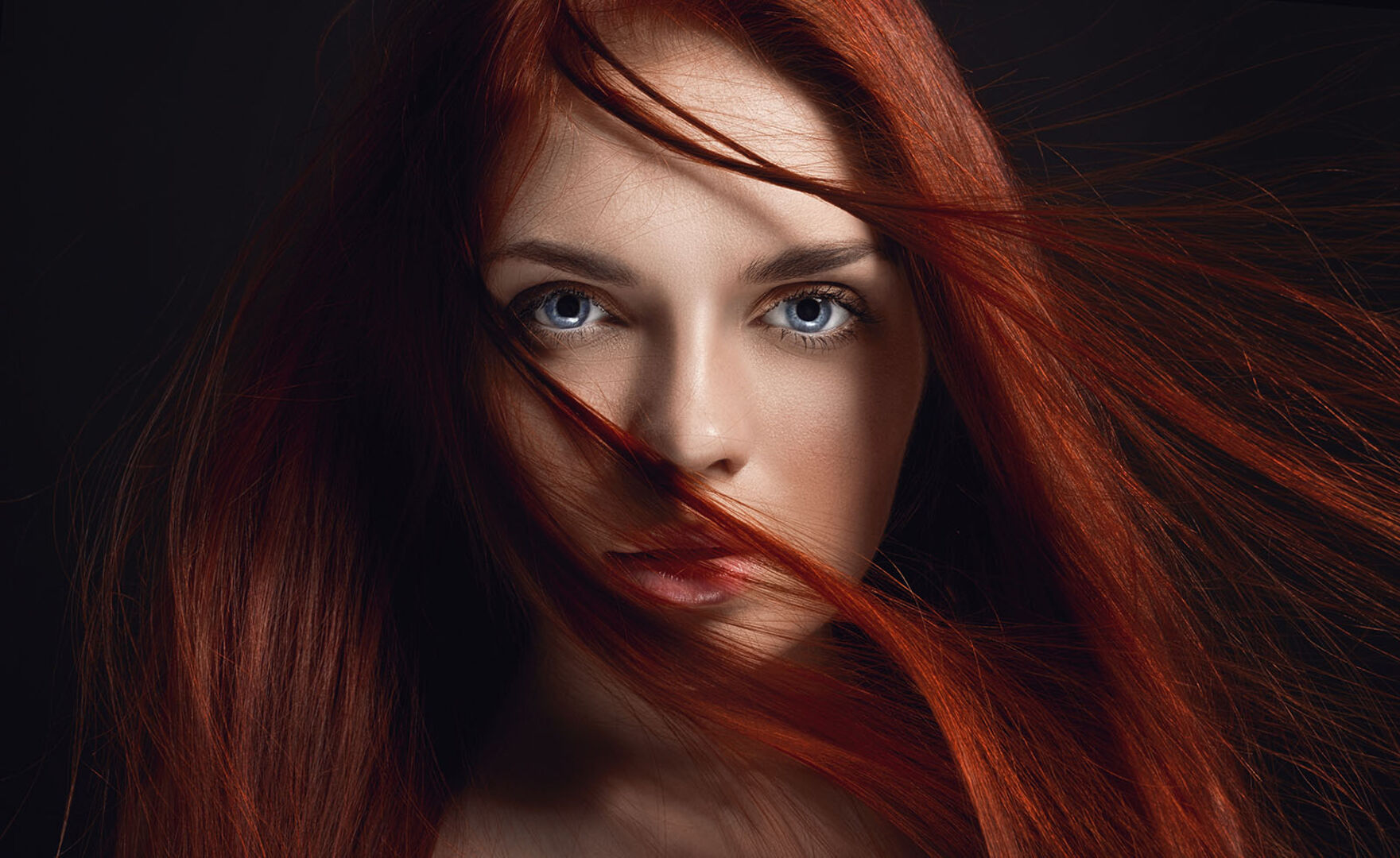 Frau mit dunkelroten Haaren | Credit: iStock.com/angel_nt