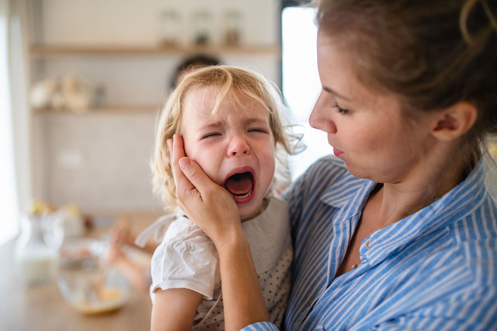 Mutter beruhigt weinendes Kind | Credit: iStock.com/Halfpoint