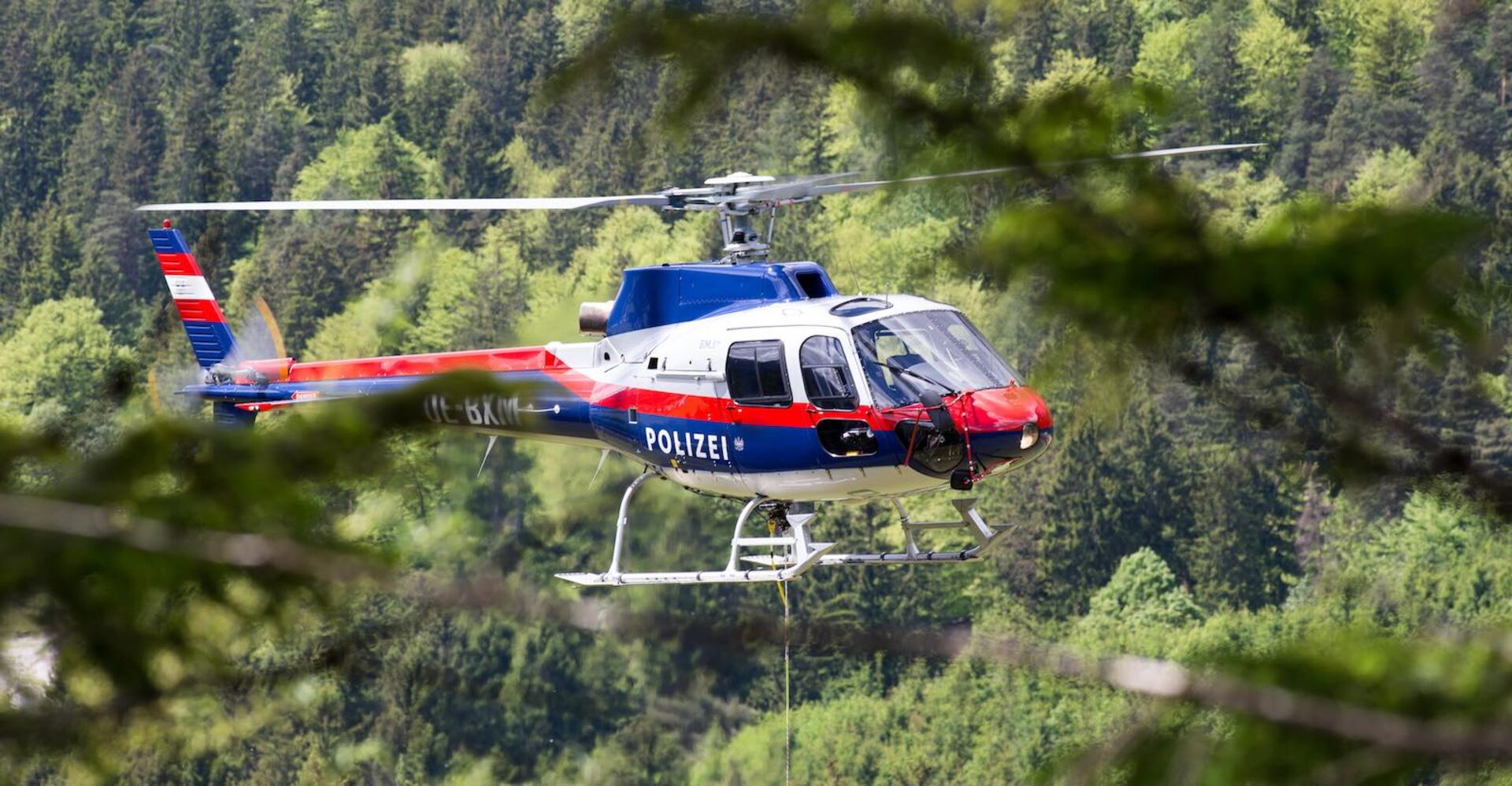 Der Polizeihubschrauber "Libelle" bei einem Einsatz in den Bergen.