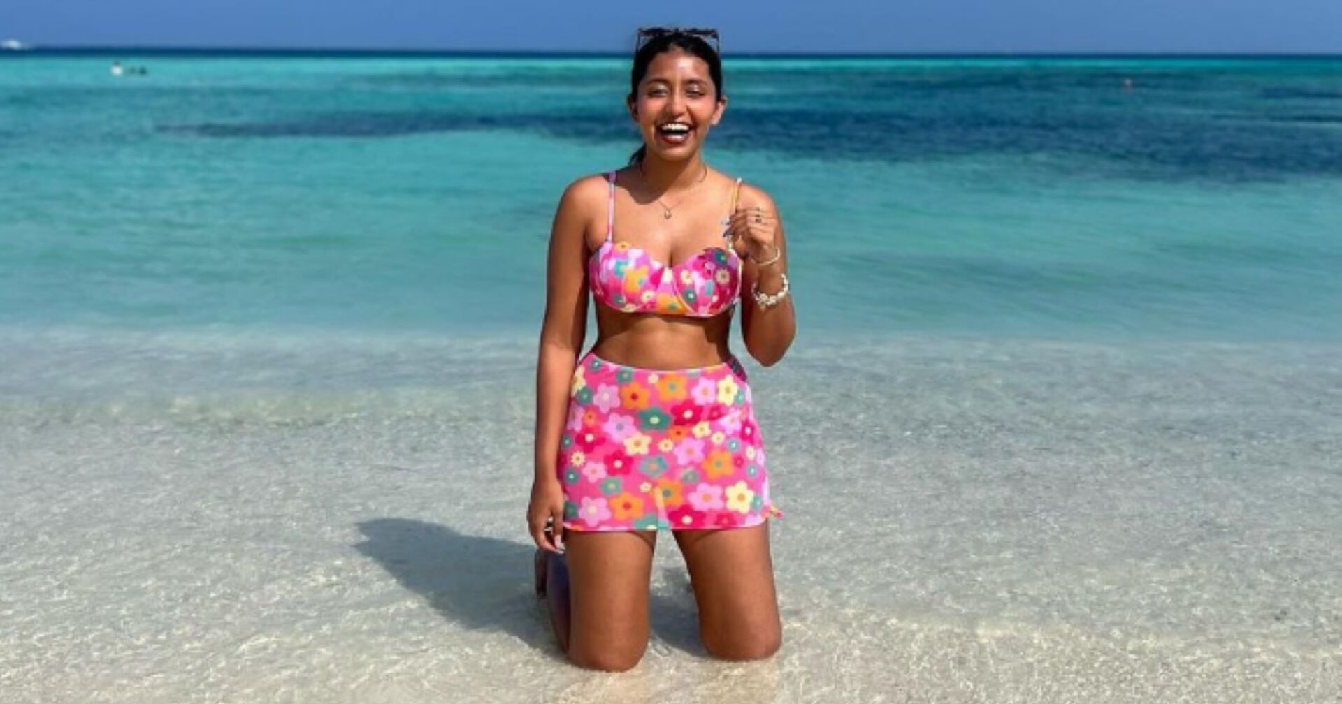 Influencerin Aanvi Kamdar an einem Traumstrand.