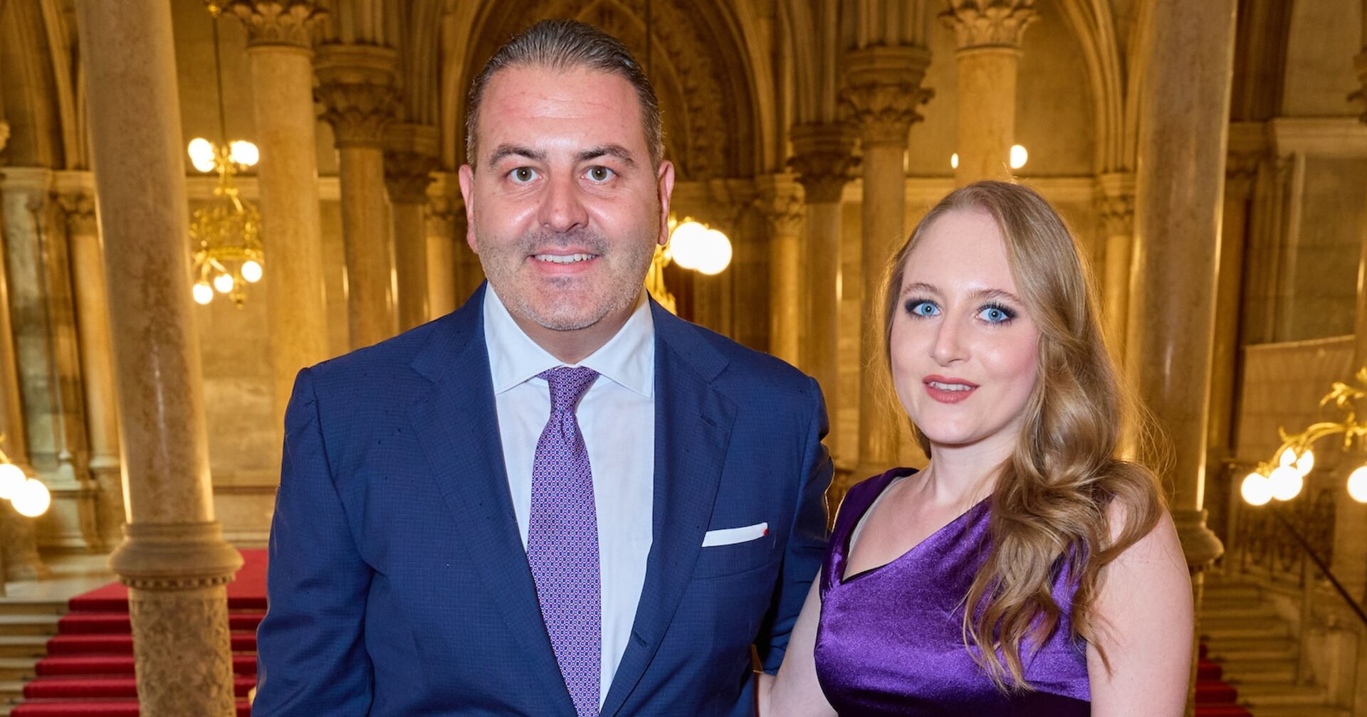 FPÖ Politiker Leo Kohlbauer mit einem blauen Anzug und Jacqueline in einem violetten Abendkleid.