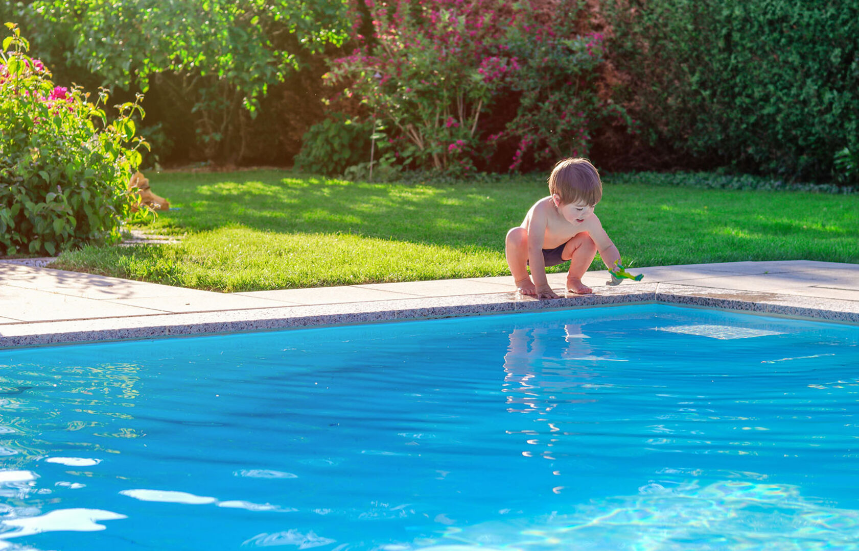 Kind spielt am Poolrand | Credit: iStock.com/Tetiana Soares