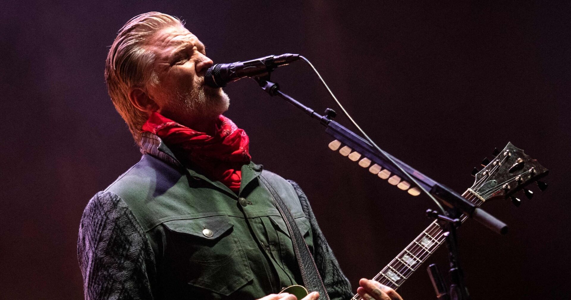 Frontsänger Josh Homme in Großaufnahme bei einem Auftritt der Queens of the Stone Age