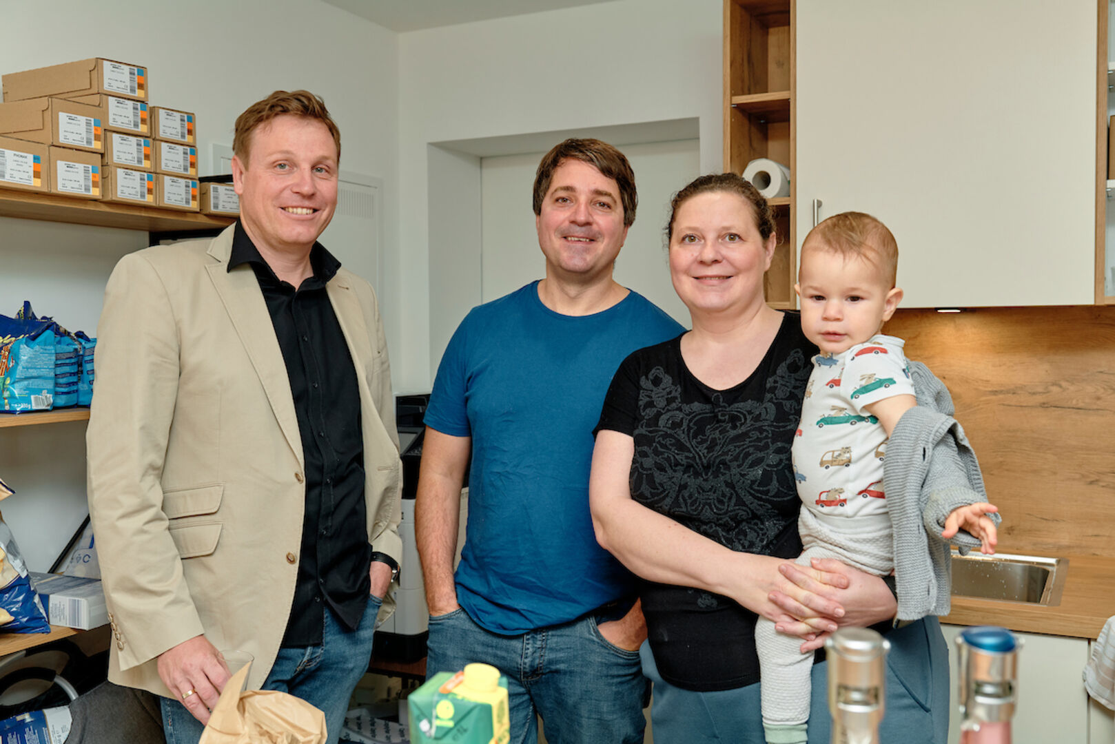 Janinas Ehemann, Freunde und Familie freuen sich mit der Unternehmerin.