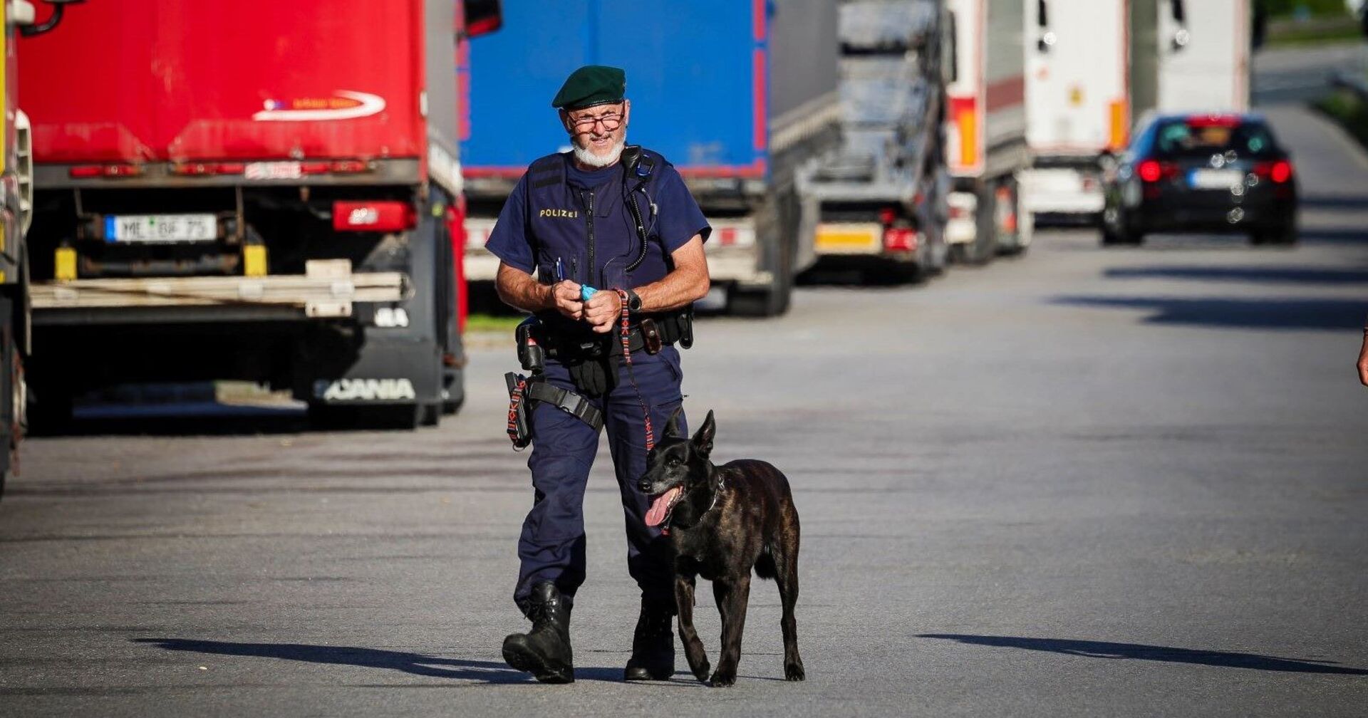 Ein Polizist mit einen Suchhund.