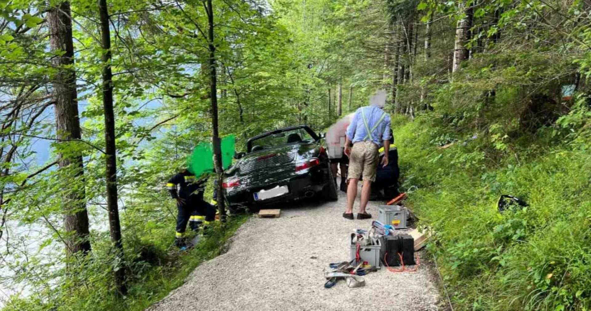 Der hängen gebliebene Porsche an der Uferpromenade.