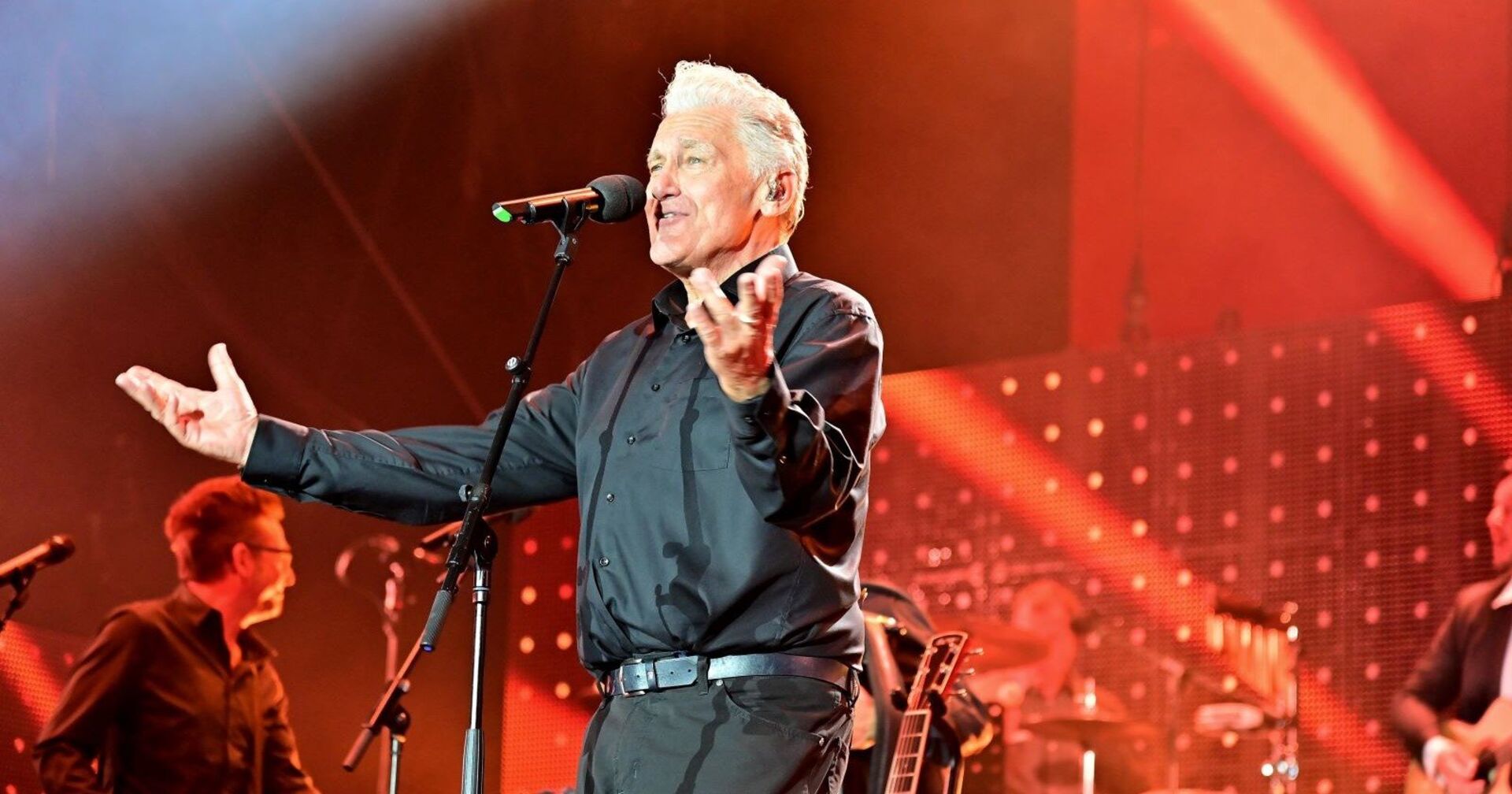 Rainhard Fendrich auf der Bühne am Wörthersee.