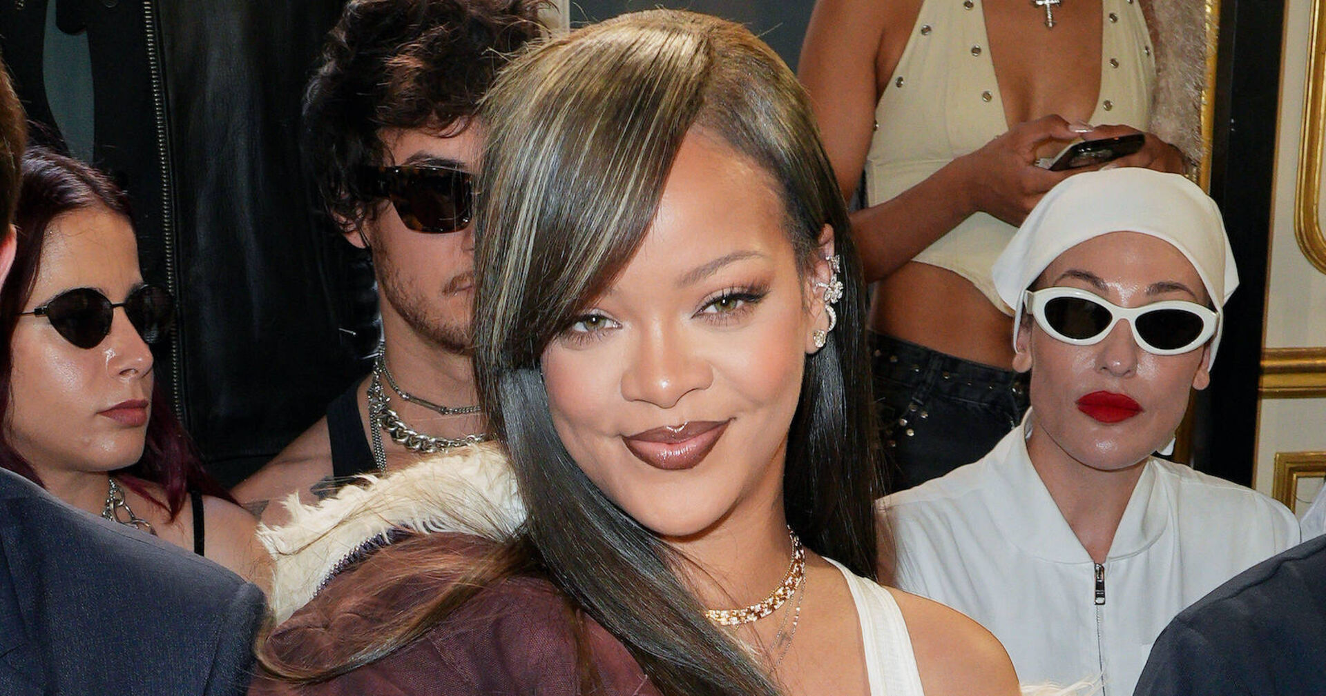 Rihanna mit glatten Haaren bei einer Fashionshow.