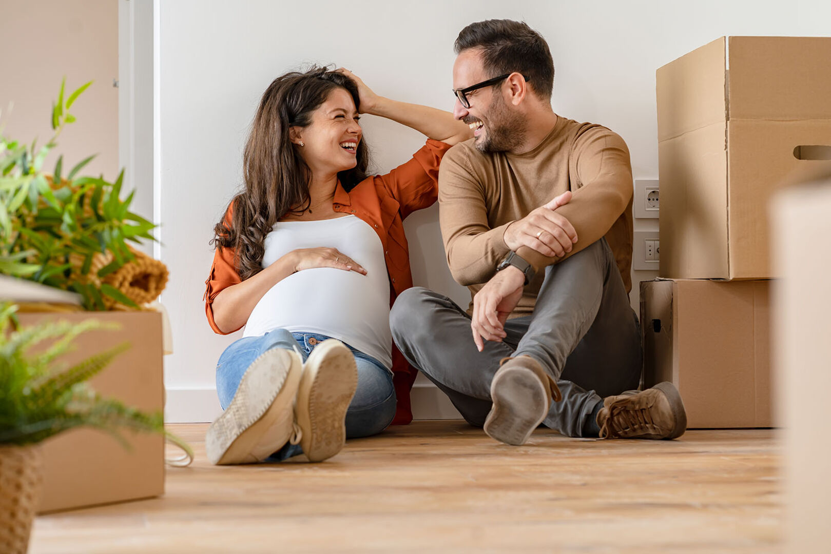 Paar sitzt am Boden | Credit: iStock.com/Lordn