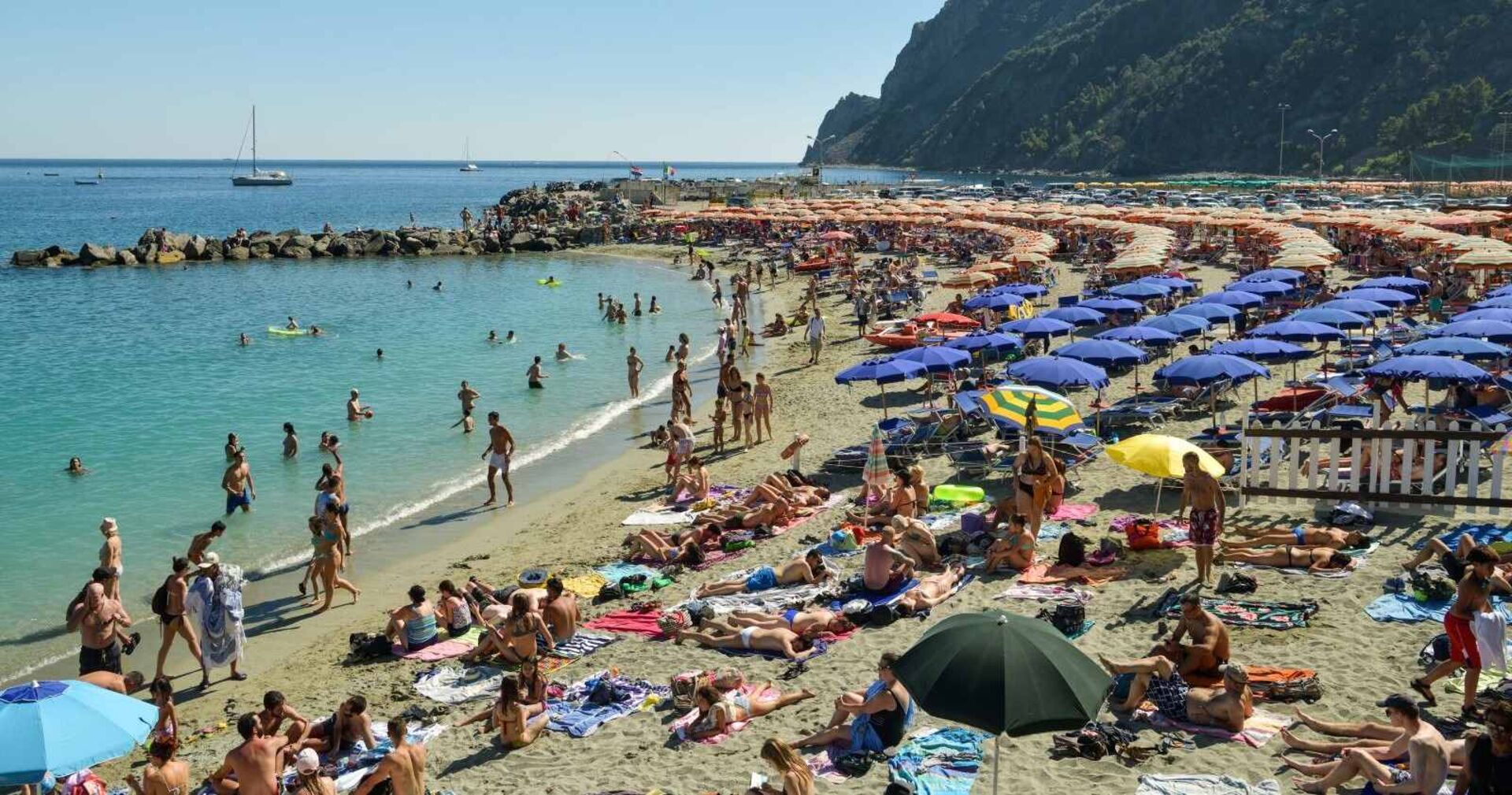 Strand mit vielen Menschen in Italien.