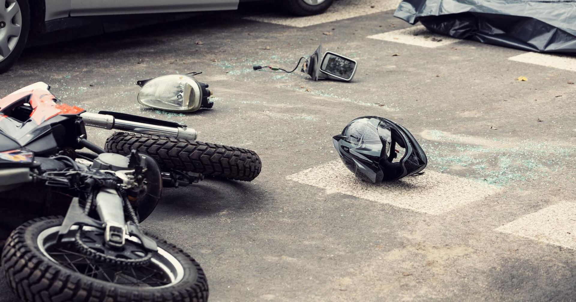 Verunfalltes Motorrad auf der Straße.