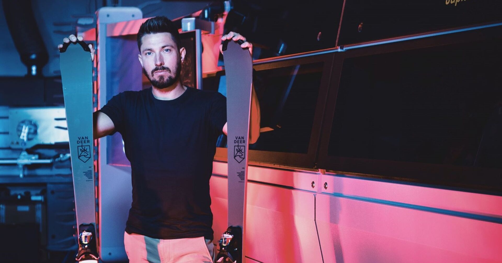 Marcel Hirscher mit seinen Van Deer-Skiern.