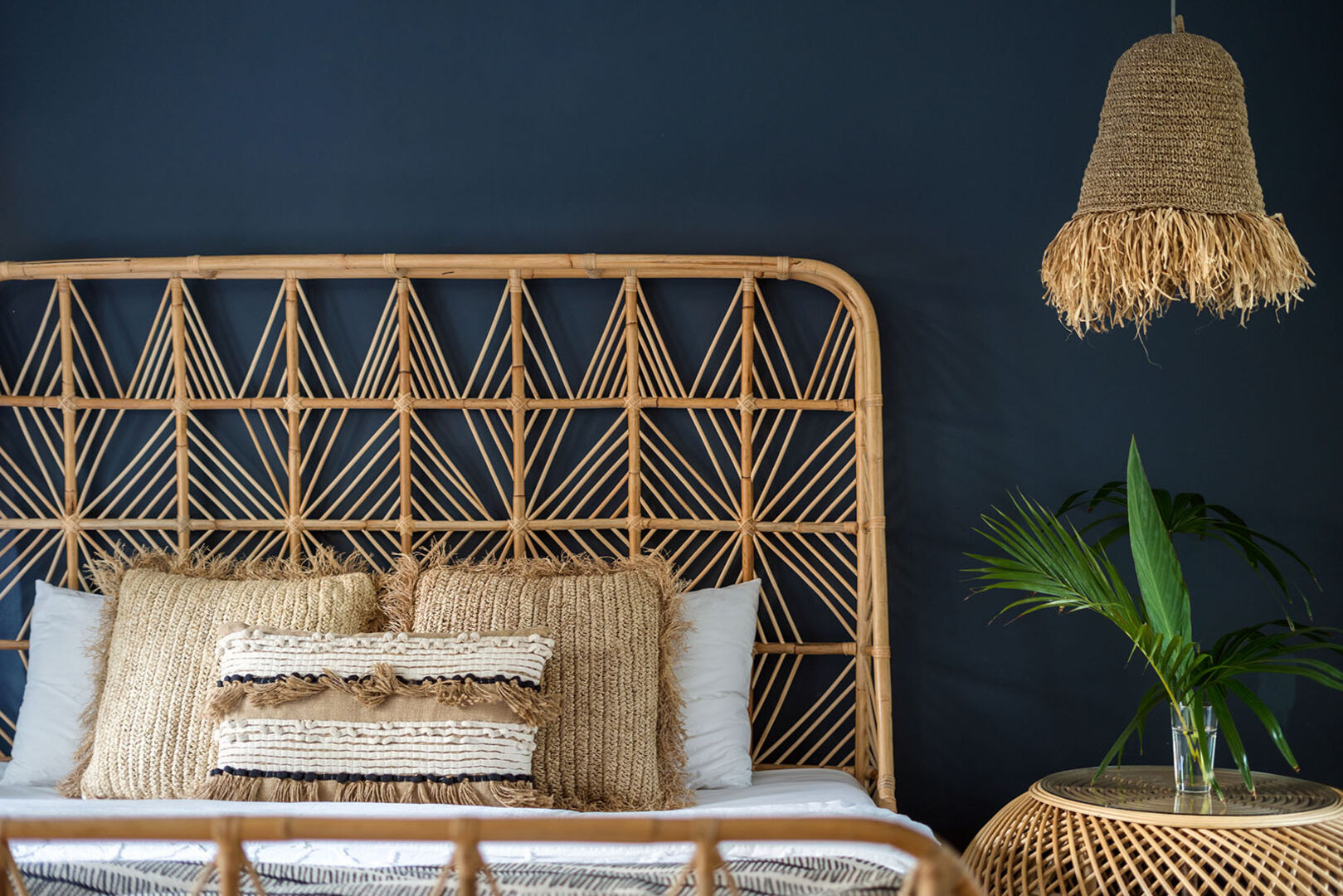 Schlafzimmer im Western Gothic-Look | Credit: iStock.com/brizmaker
