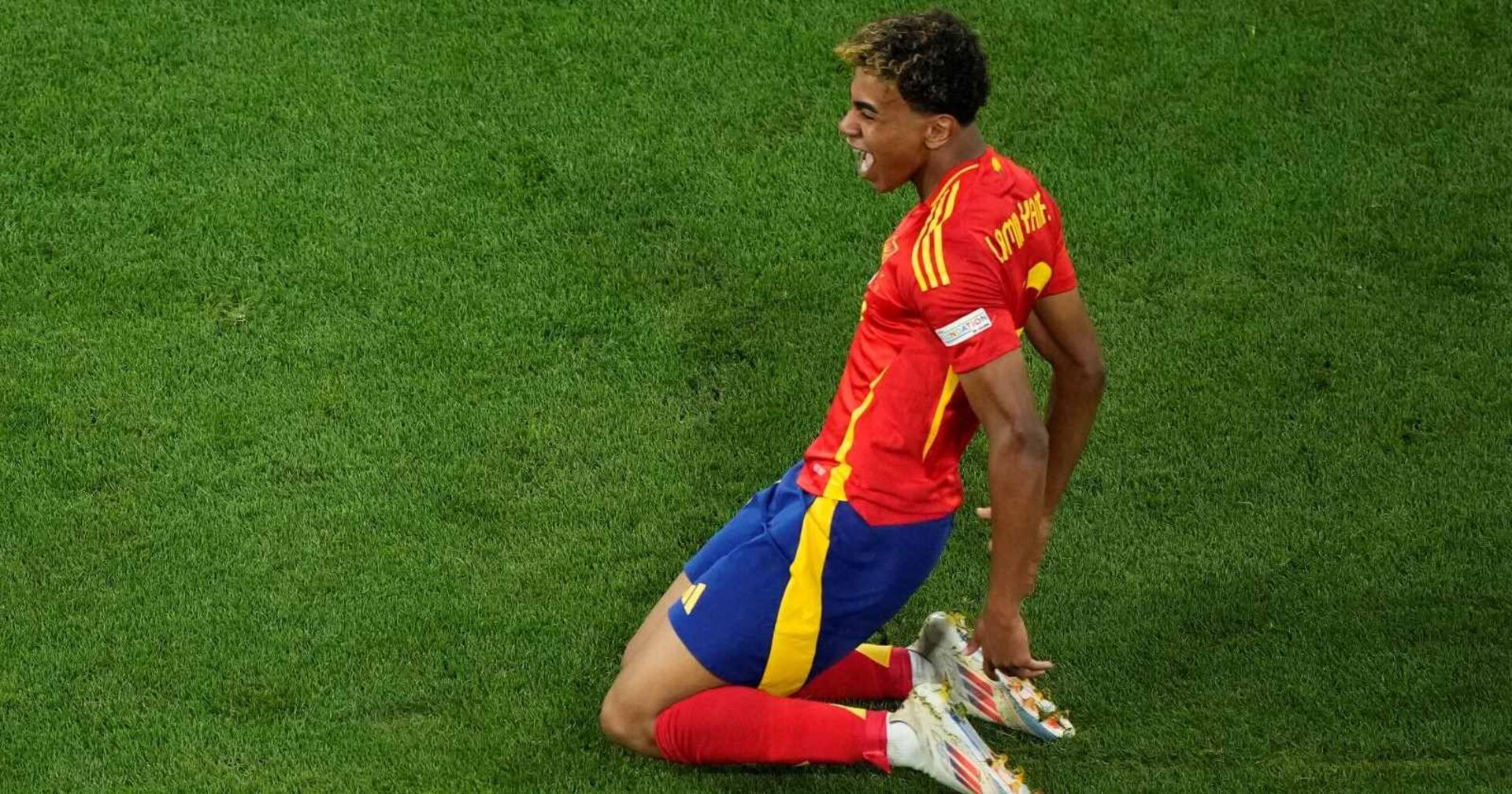 Lamine Yamal jubelt über sein Tor.