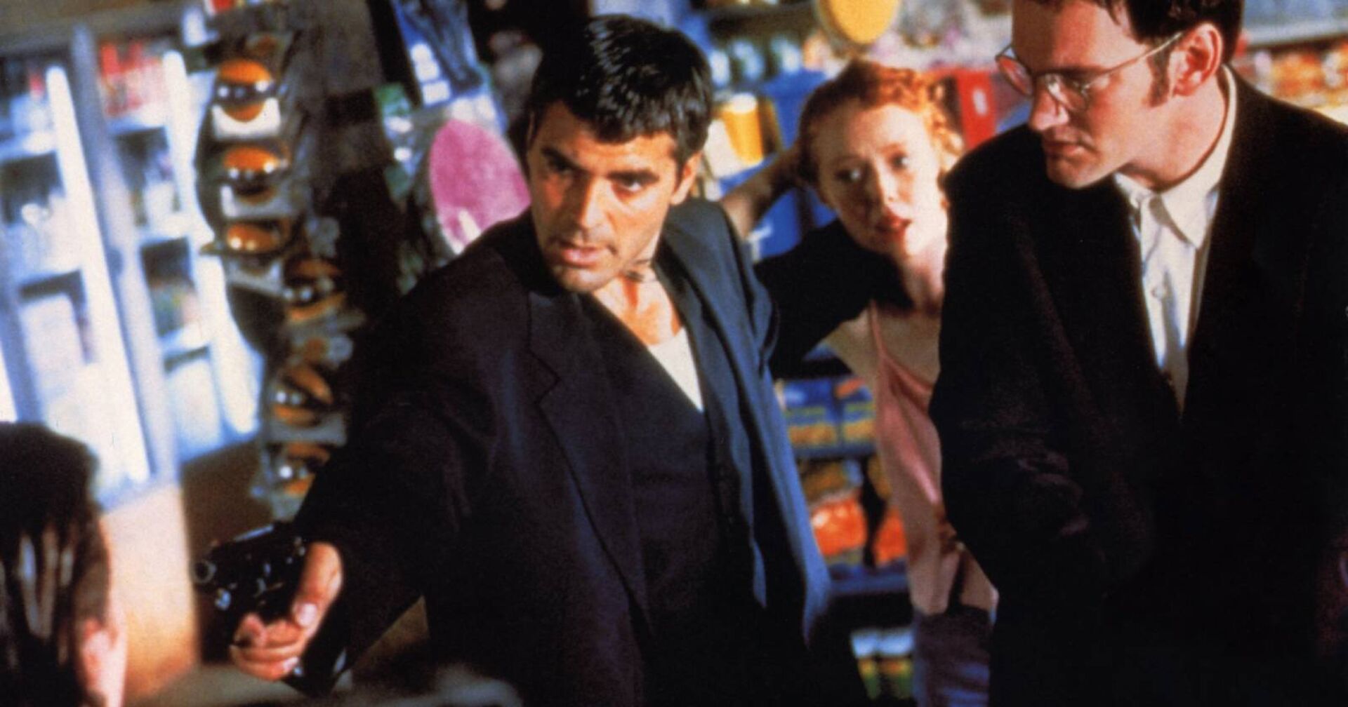 Eine Szene aus "From Dusk Till Dawn" in der die von George Clooney und Quentin Tarantino verkörperten Protagonisten einen Tankstellen-Shop überfallen