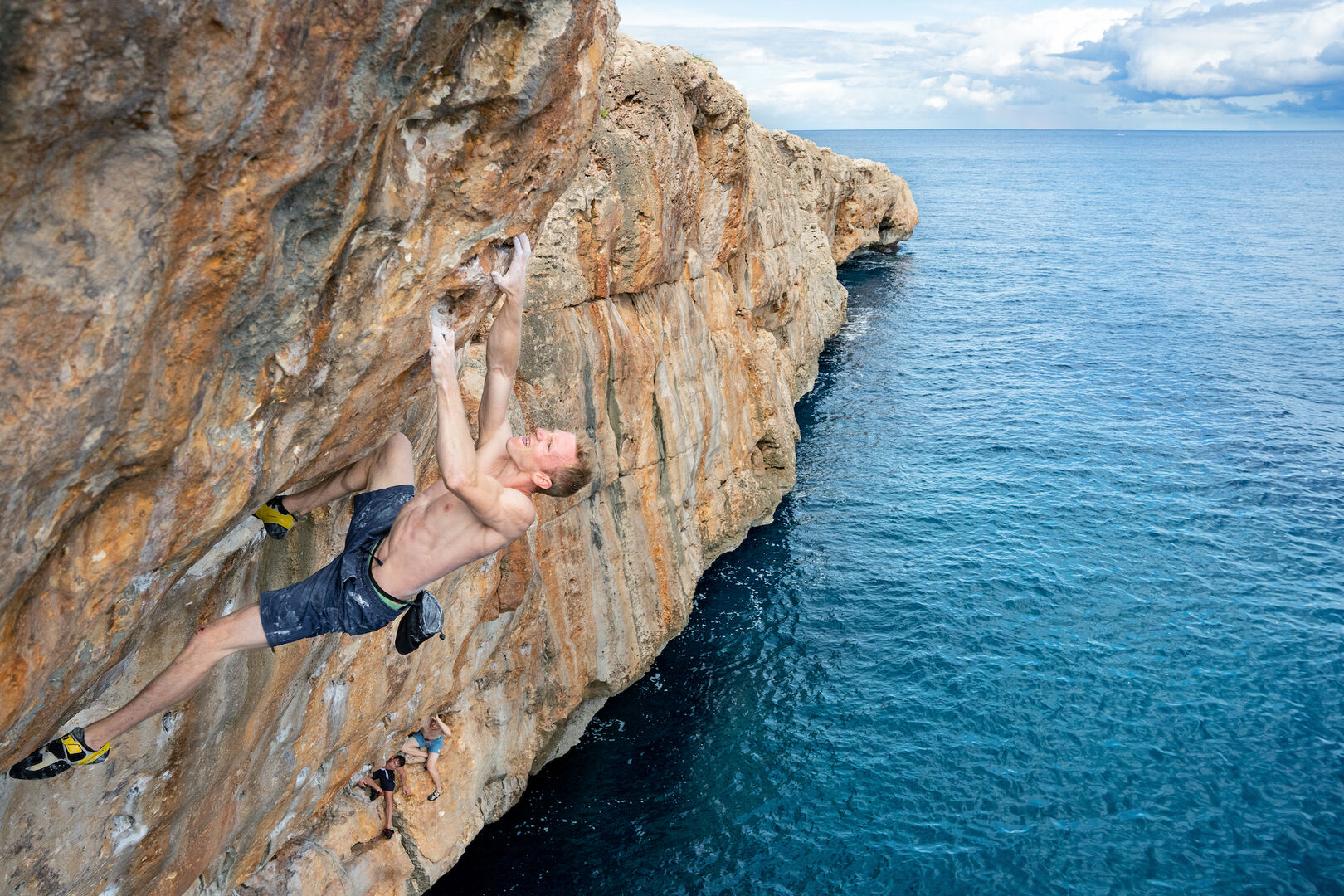 Jakob Schubert beim Deepwater Soloing auf Mallorca.