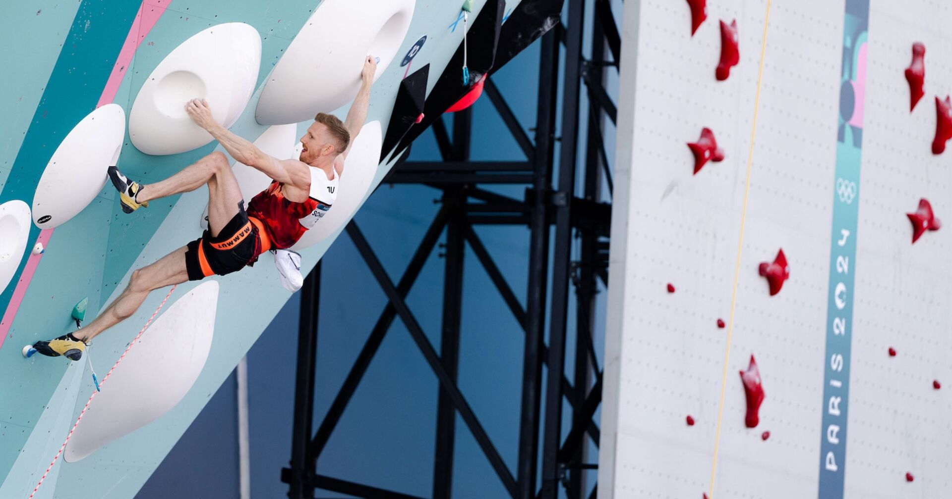Jakob Schubert in der Vorstieg-Route bei der Olympiade in Paris