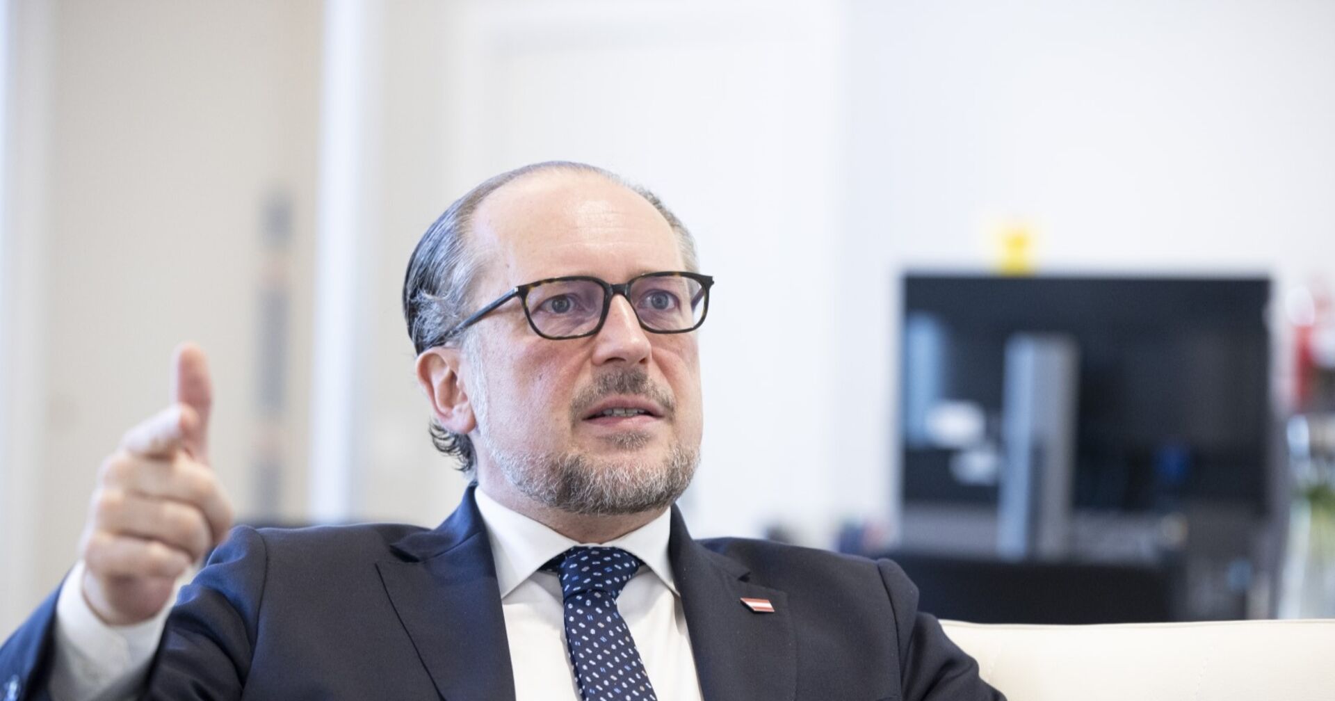 Außenminister Alexander Schallenberg sitzt in einem Besprechungszimmer