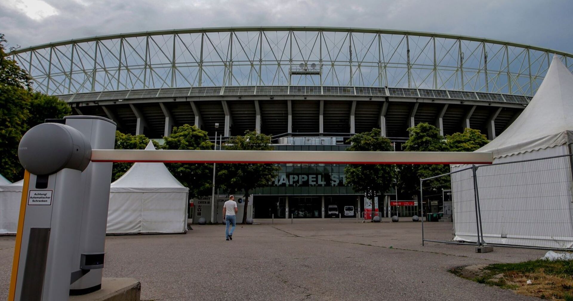 Der leere Vorplatz des Ernst-Happl-Stadions am Tag nach der Konzertabsage des Auftritts von Taylor Swift in Wien