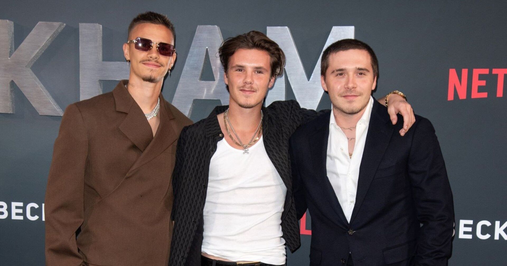 Romeo, Cruz und Brooklyn Beckham bei einer Veranstaltung.