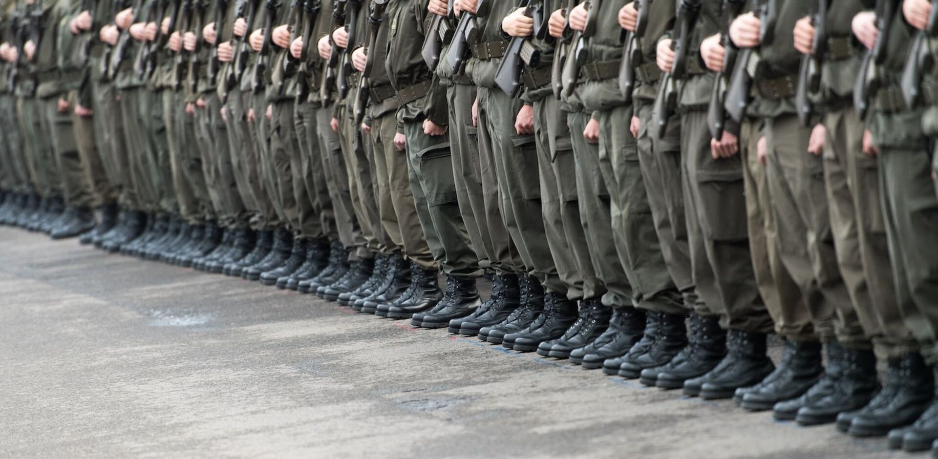 Viele Soldaten stehen stramm in einer Reihe.