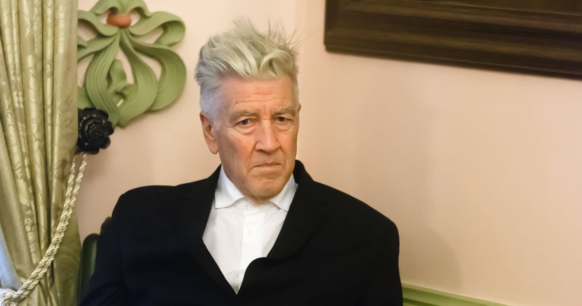David Lynch in einem schwarzen Anzug.