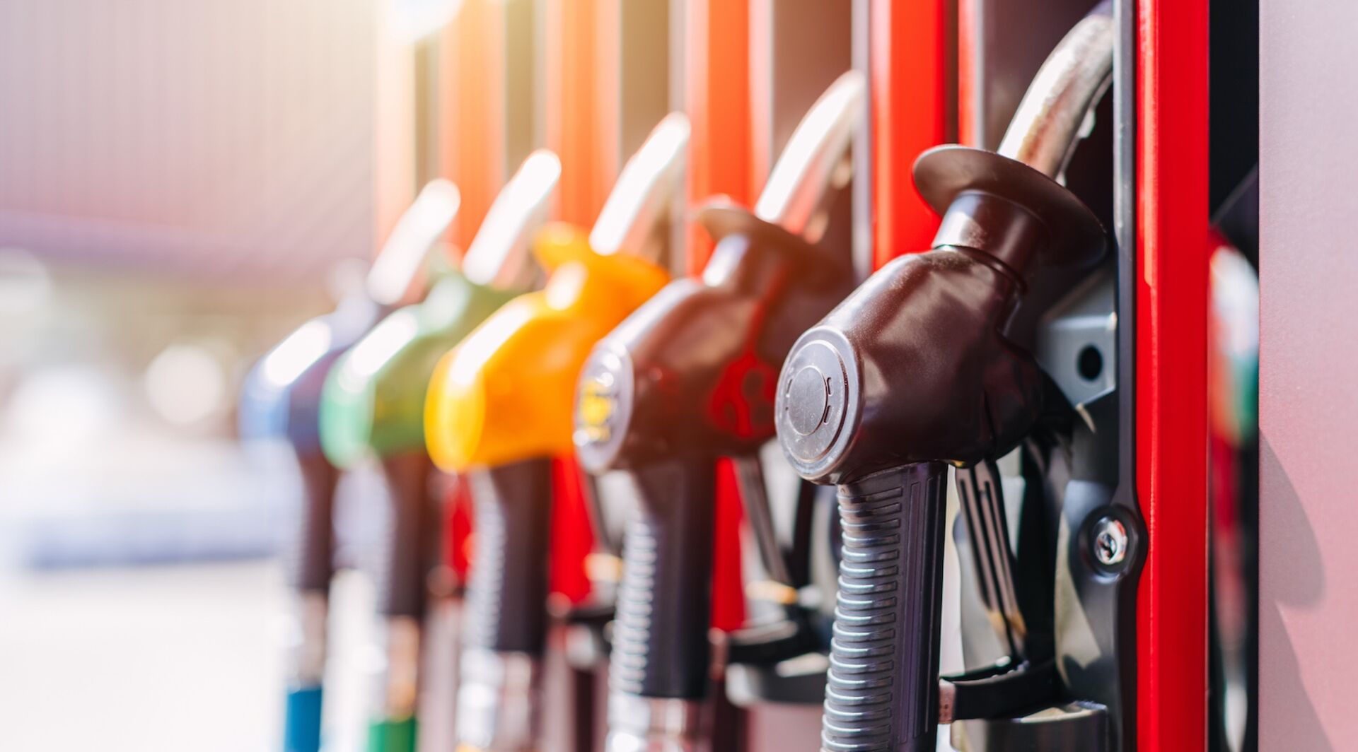 Bunte Diesel- und Benzin-Pistolen an der Tankstelle