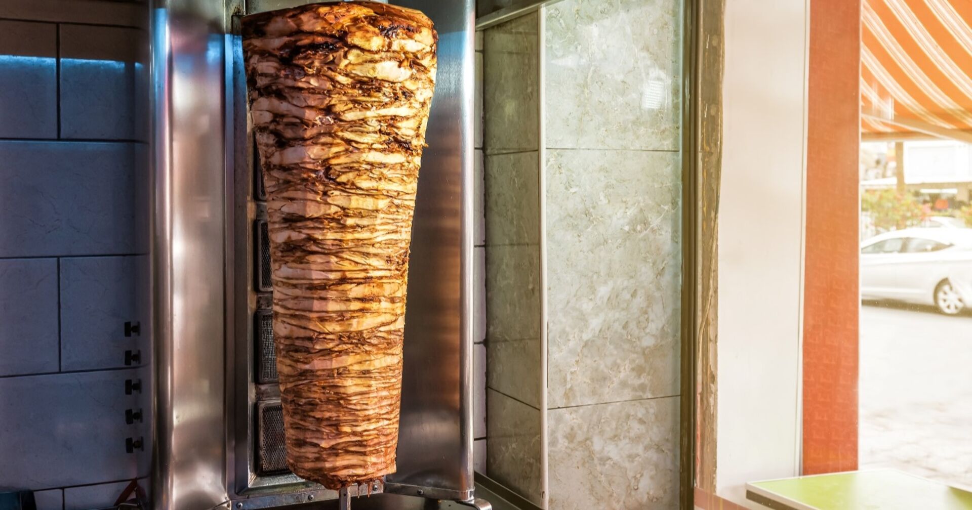 Dönerspieß gebraten auf Drehspieß in einer Kebapbude